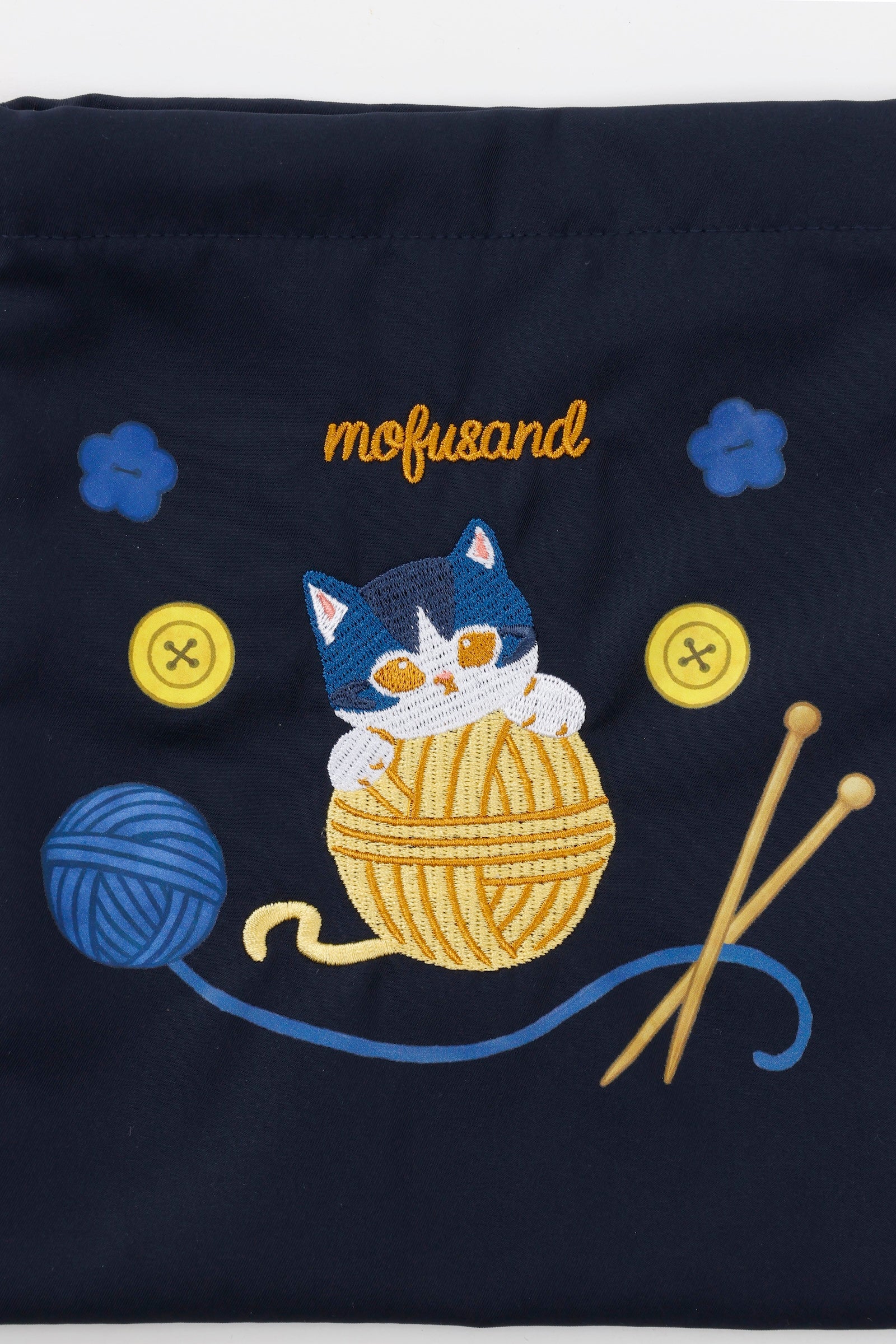 【2BUY10%OFF対象商品】mofusand 巾着 毛糸玉 だっこにゃん ネイビー