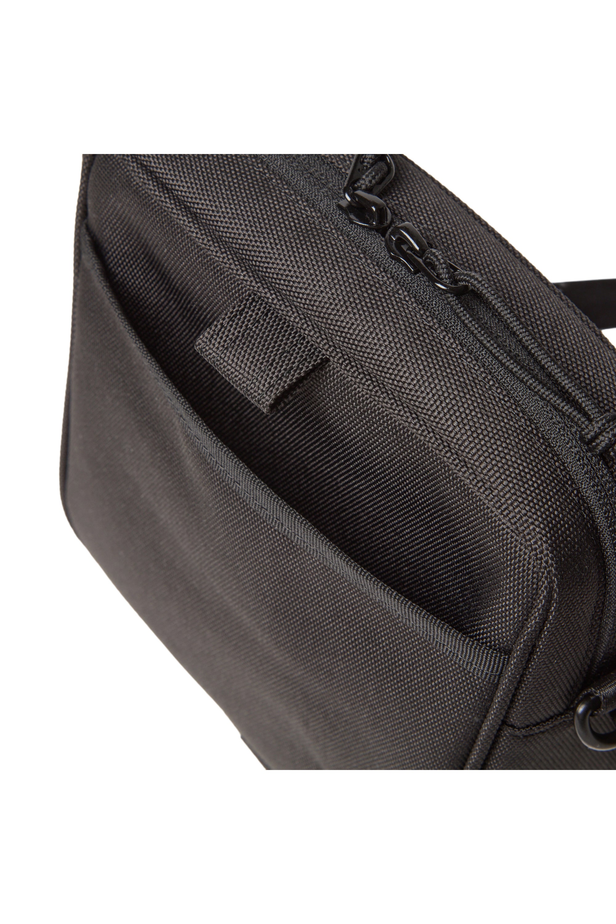 【2BUY10%OFF対象商品】スクエアショルダーポーチ 1.5L ちいかわ / ちいかわ・ハチワレ・うさぎ ブラック