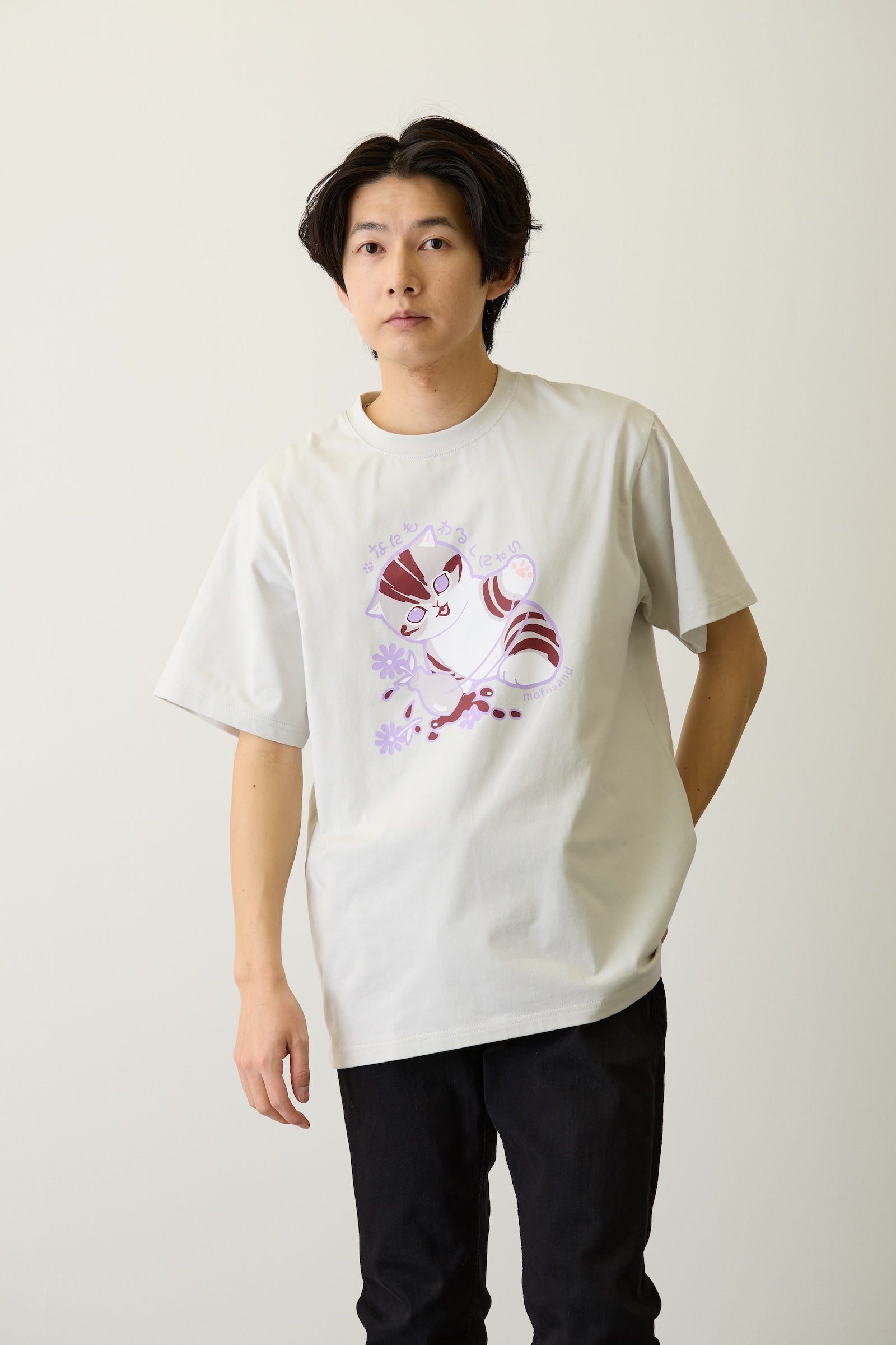 【2BUY10%OFF対象商品】mofusand Tシャツ なにもわるくにゃい 花瓶だいすきにゃん グレー