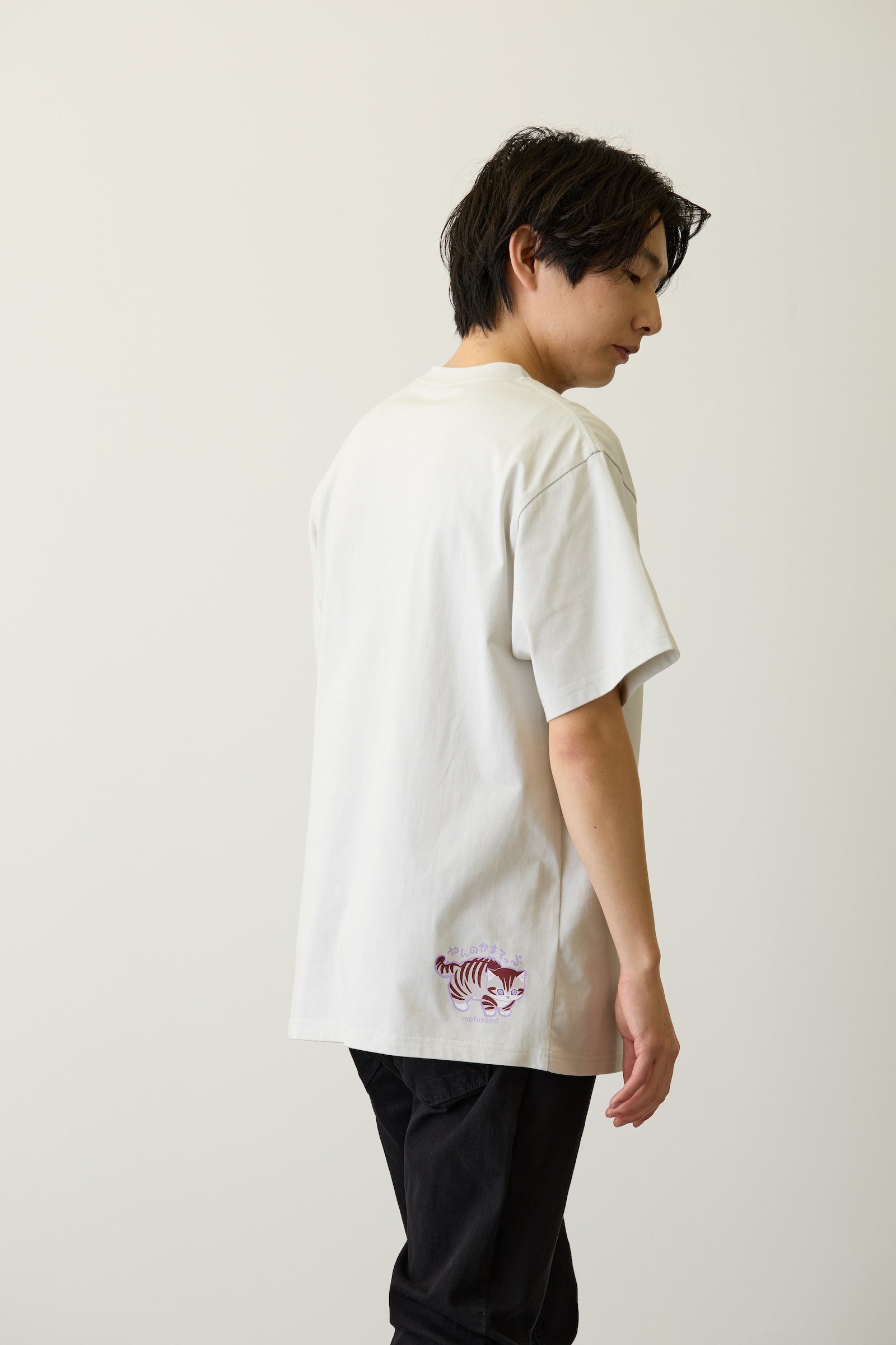 【2BUY10%OFF対象商品】mofusand Tシャツ なにもわるくにゃい 花瓶だいすきにゃん グレー