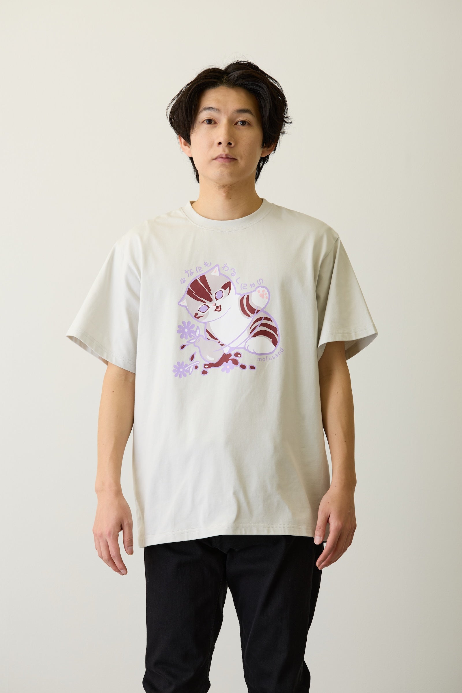 【2BUY10%OFF対象商品】mofusand Tシャツ なにもわるくにゃい 花瓶だいすきにゃん グレー
