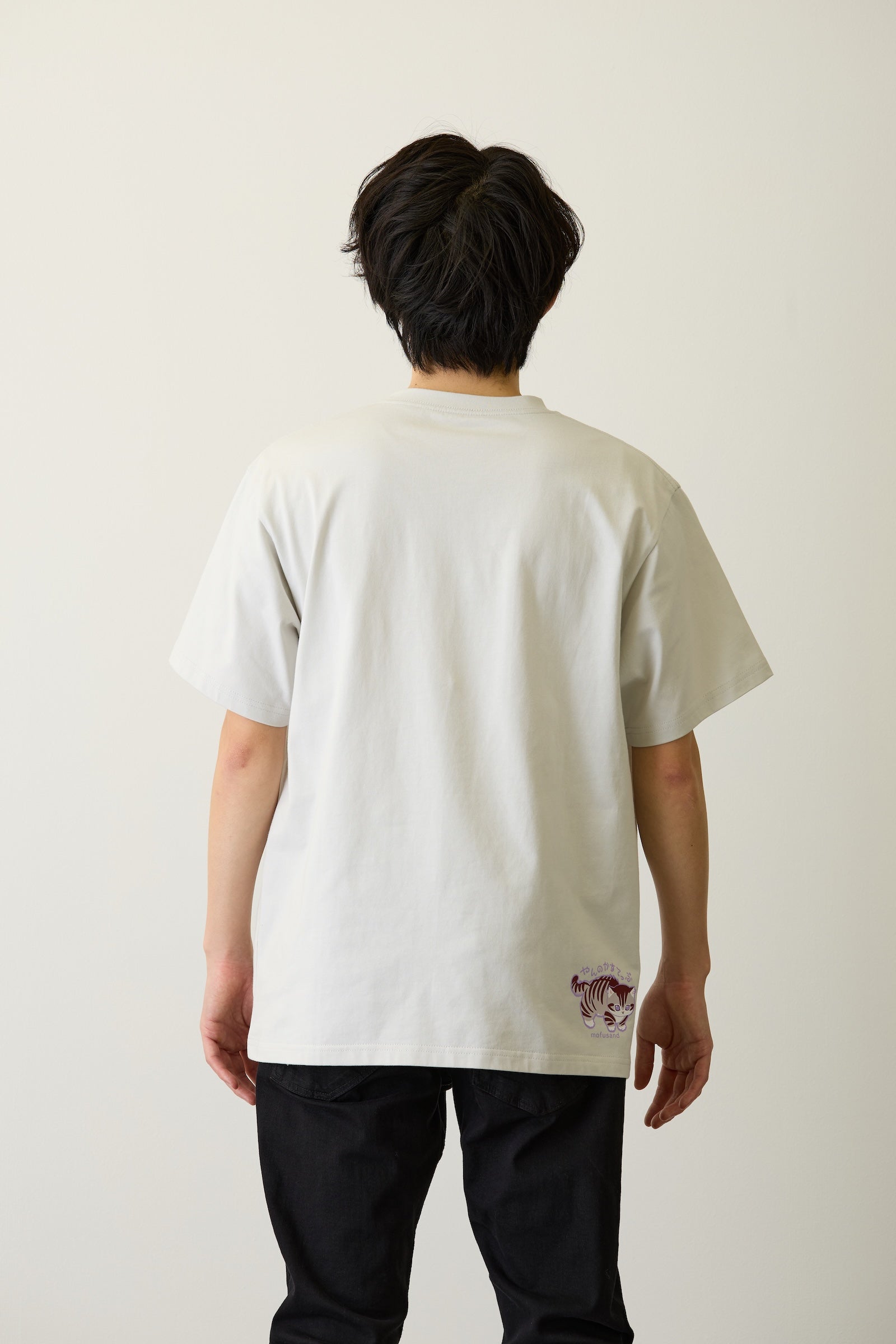 【2BUY10%OFF対象商品】mofusand Tシャツ なにもわるくにゃい 花瓶だいすきにゃん グレー