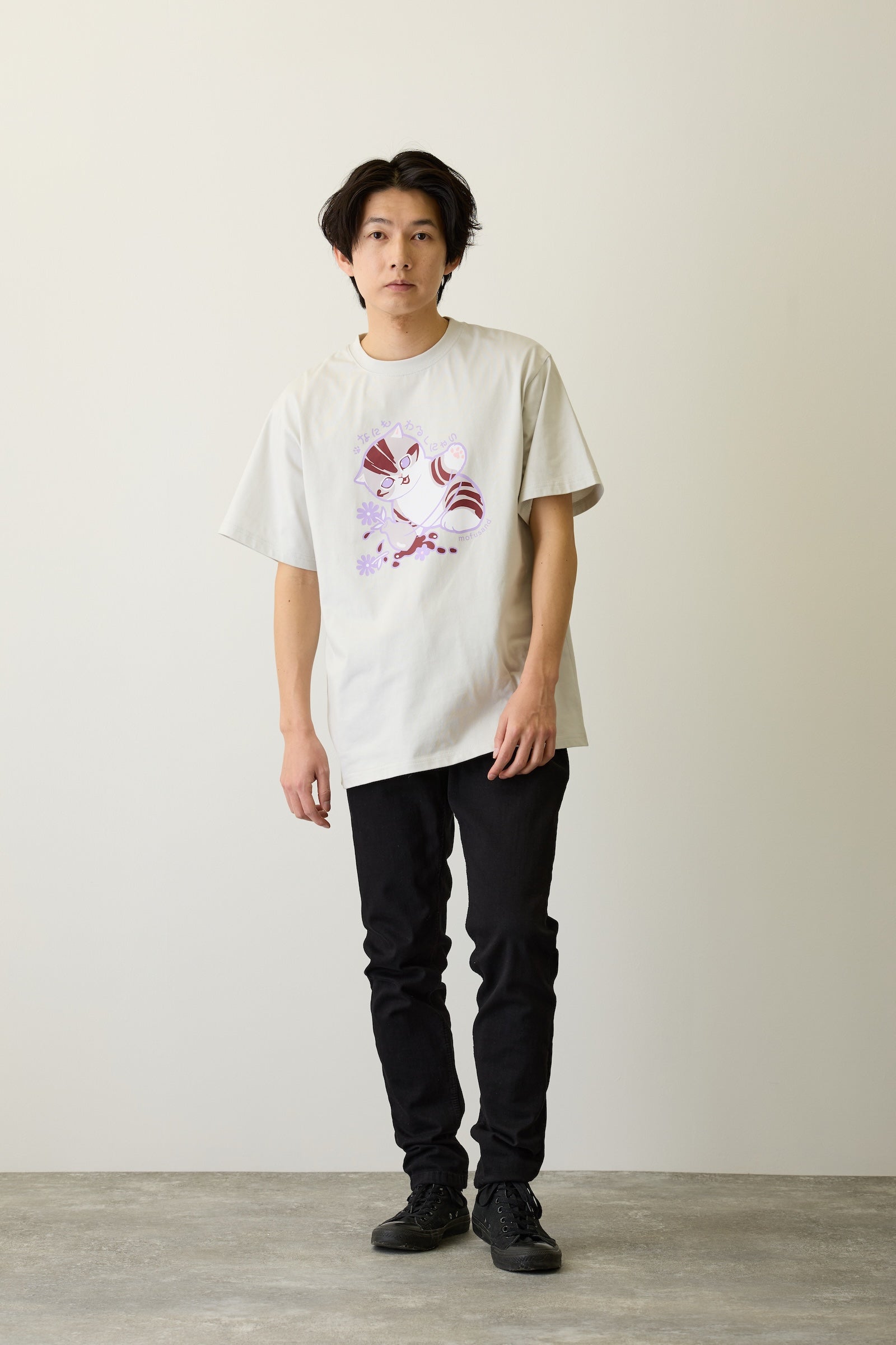 【2BUY10%OFF対象商品】mofusand Tシャツ なにもわるくにゃい 花瓶だいすきにゃん グレー