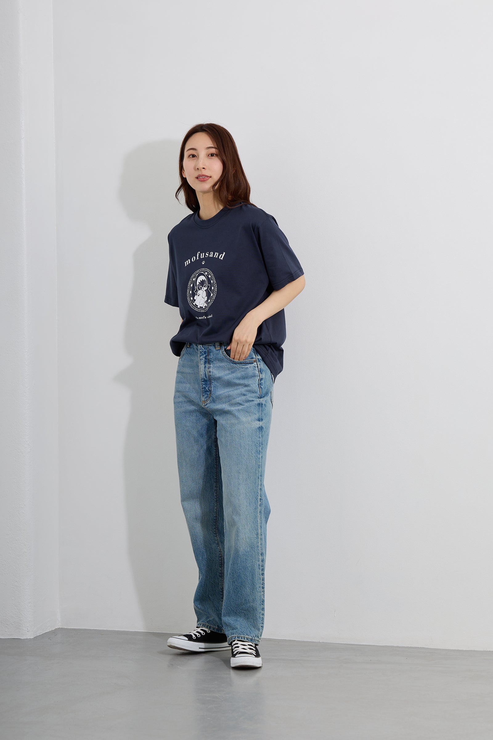 【2BUY10%OFF対象商品】mofusand Tシャツ カレッジ風さめにゃん ネイビー
