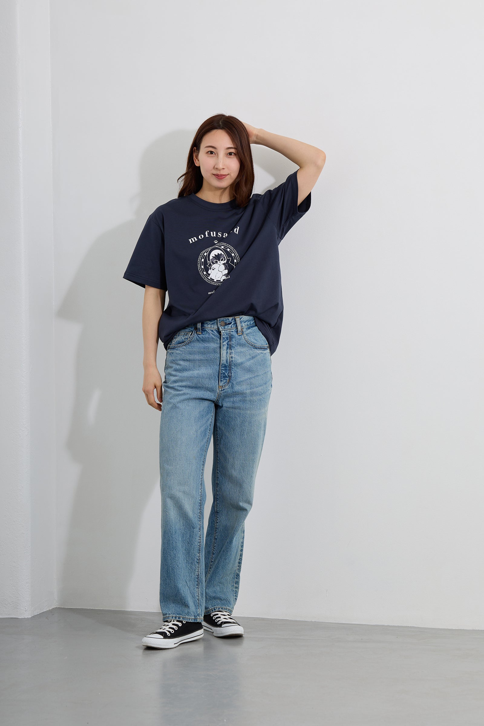 【2BUY10%OFF対象商品】mofusand Tシャツ カレッジ風さめにゃん ネイビー