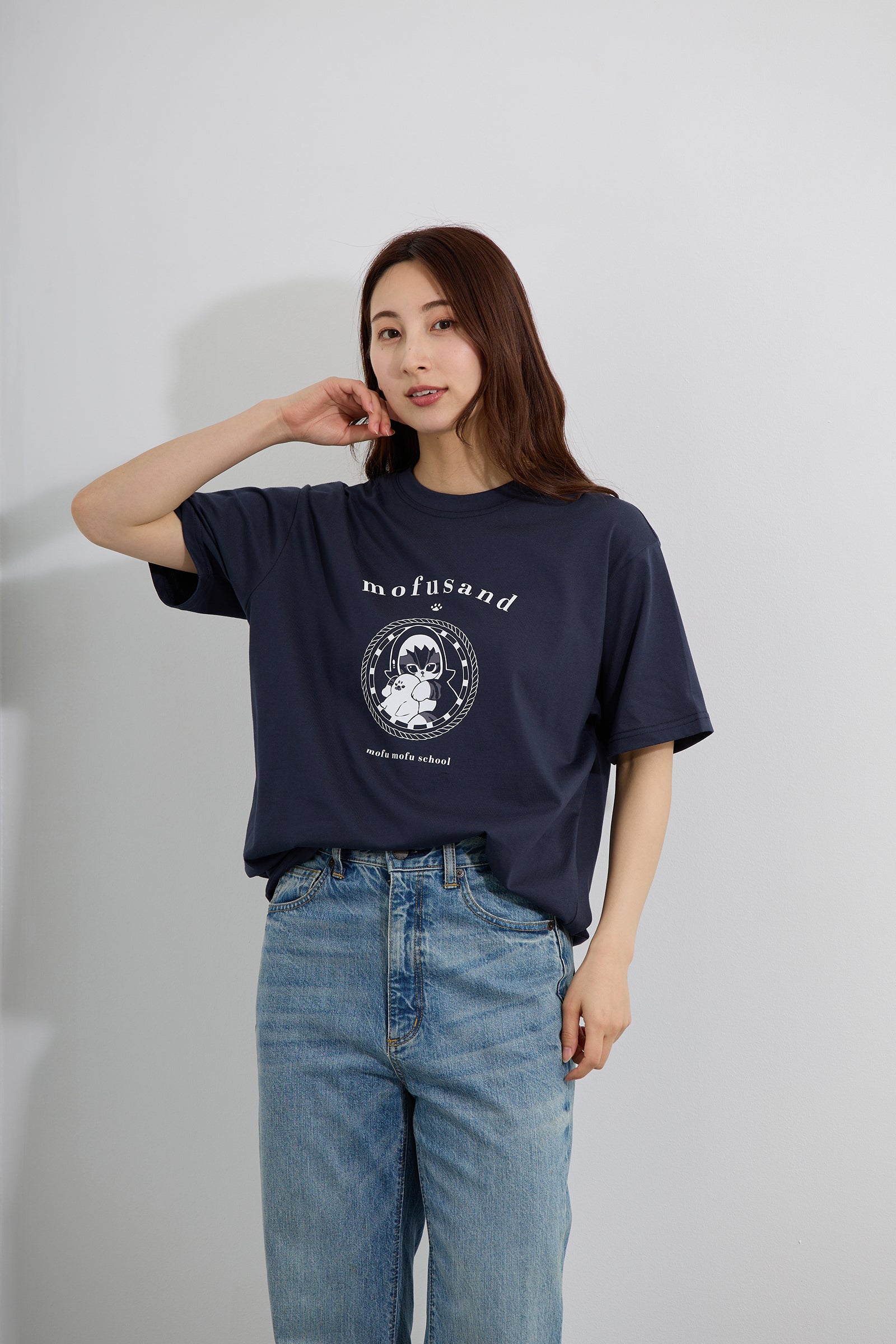 【2BUY10%OFF対象商品】mofusand Tシャツ カレッジ風さめにゃん ネイビー