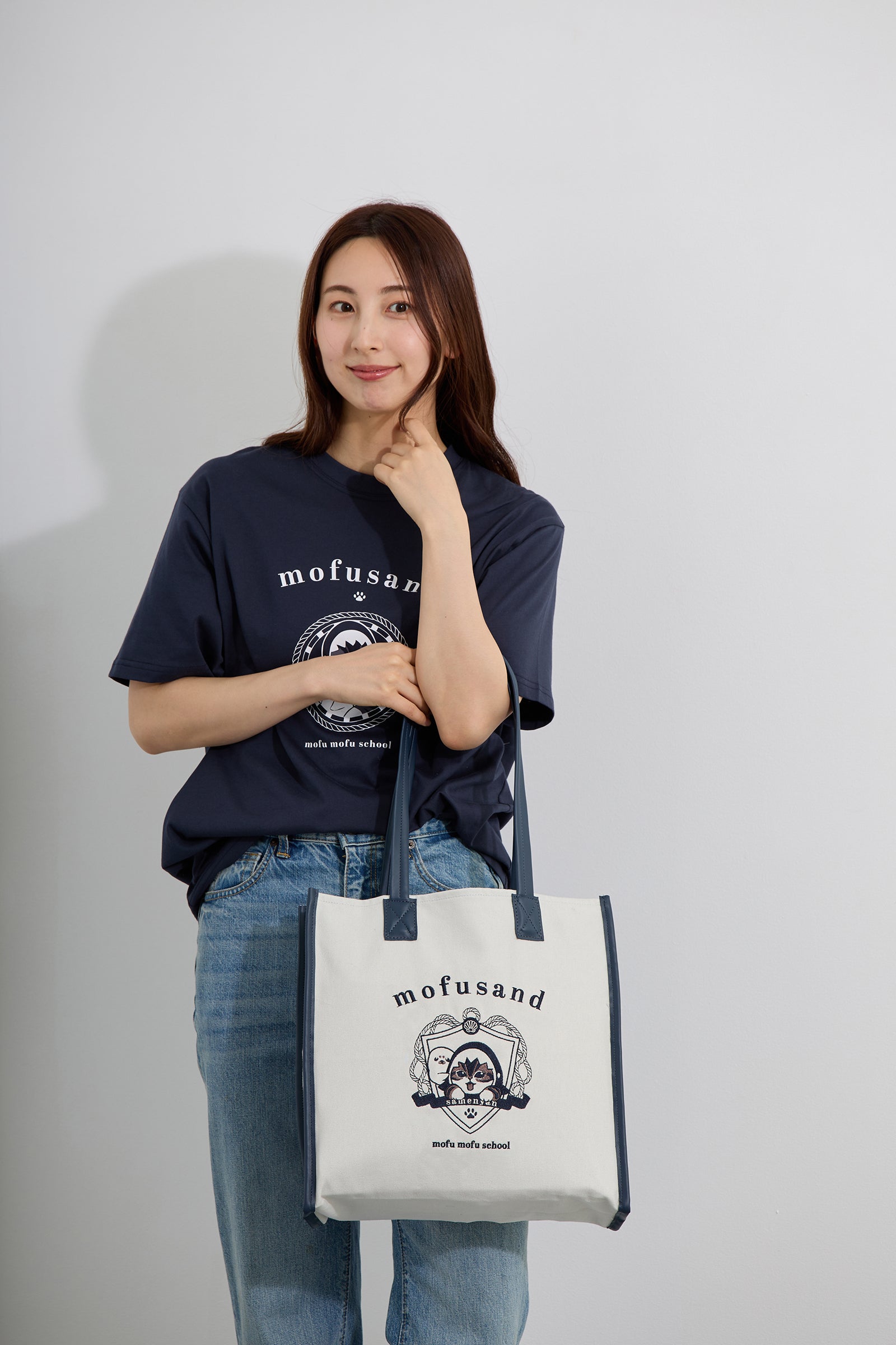 【2BUY10%OFF対象商品】mofusand Tシャツ カレッジ風さめにゃん ネイビー