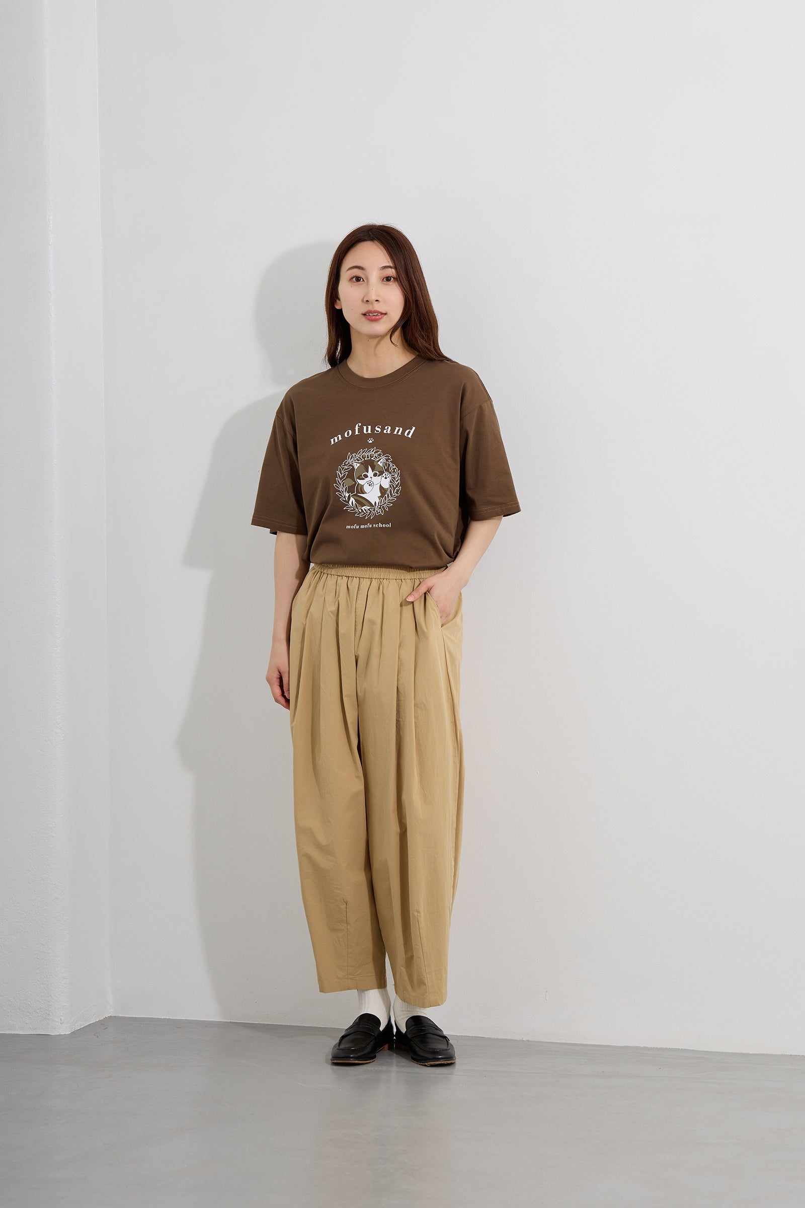 【2BUY10%OFF対象商品】mofusand Tシャツ カレッジ風はちにゃん オリーブ