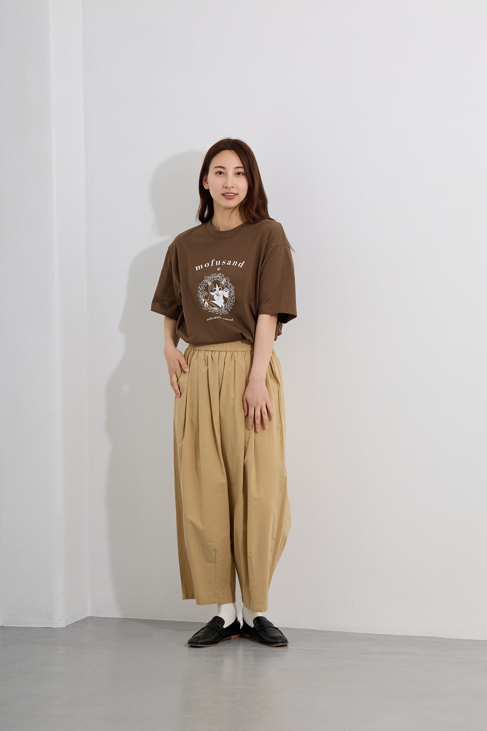 【2BUY10%OFF対象商品】mofusand Tシャツ カレッジ風はちにゃん オリーブ