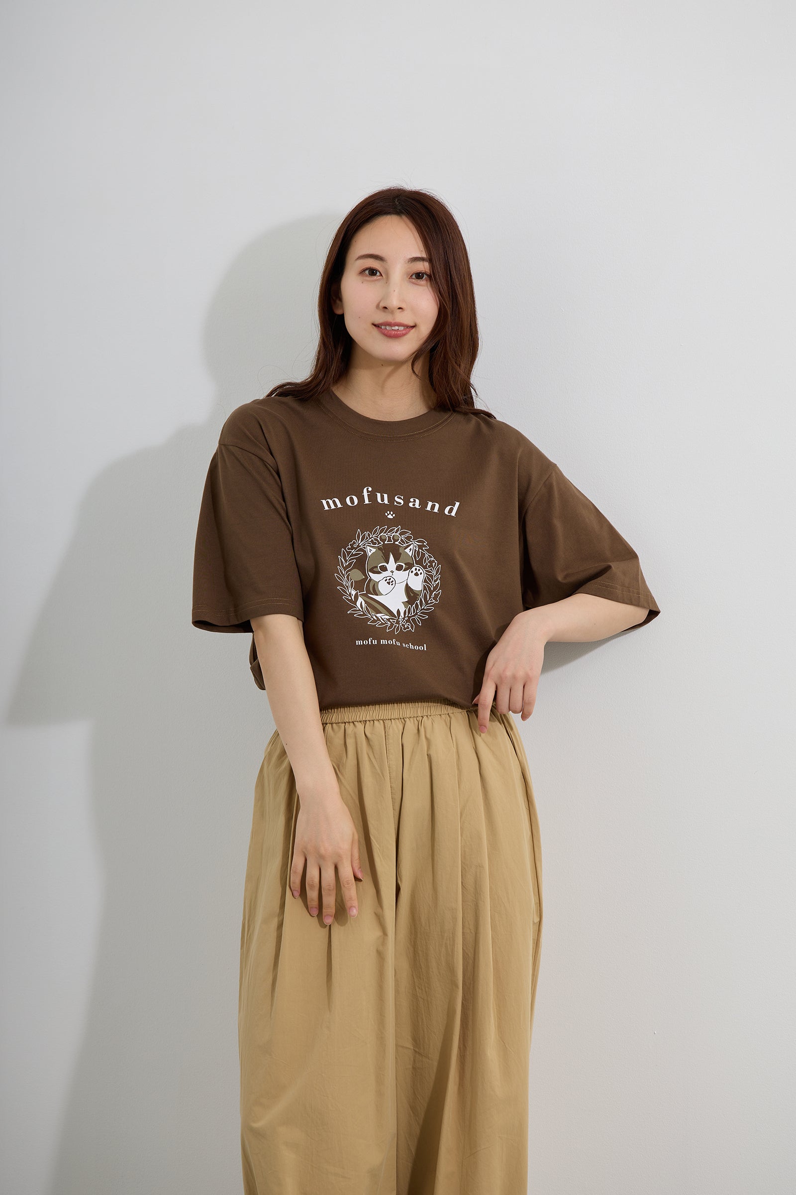 【2BUY10%OFF対象商品】mofusand Tシャツ カレッジ風はちにゃん オリーブ
