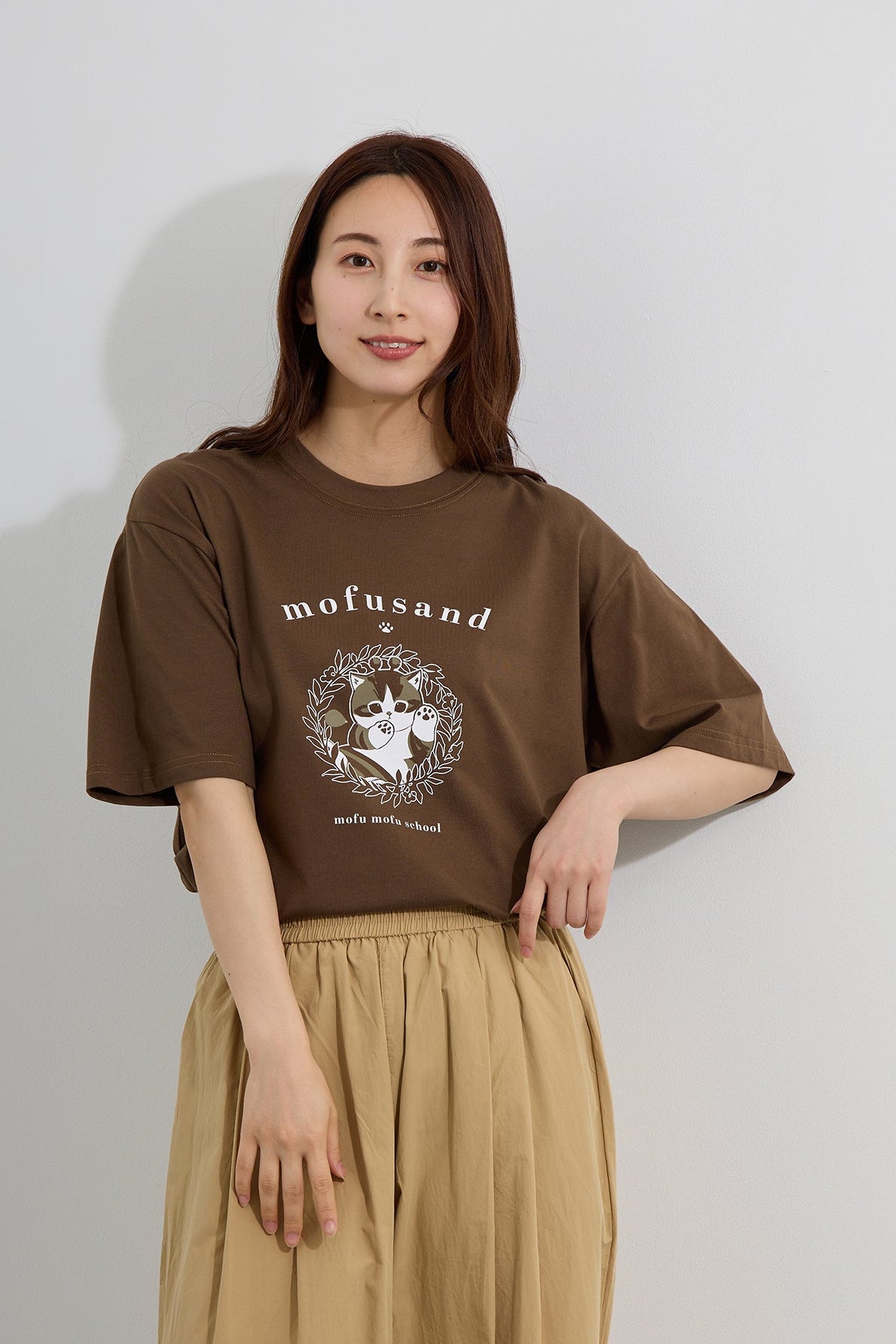 mofusand Tシャツ カレッジ風はちにゃん オリーブ