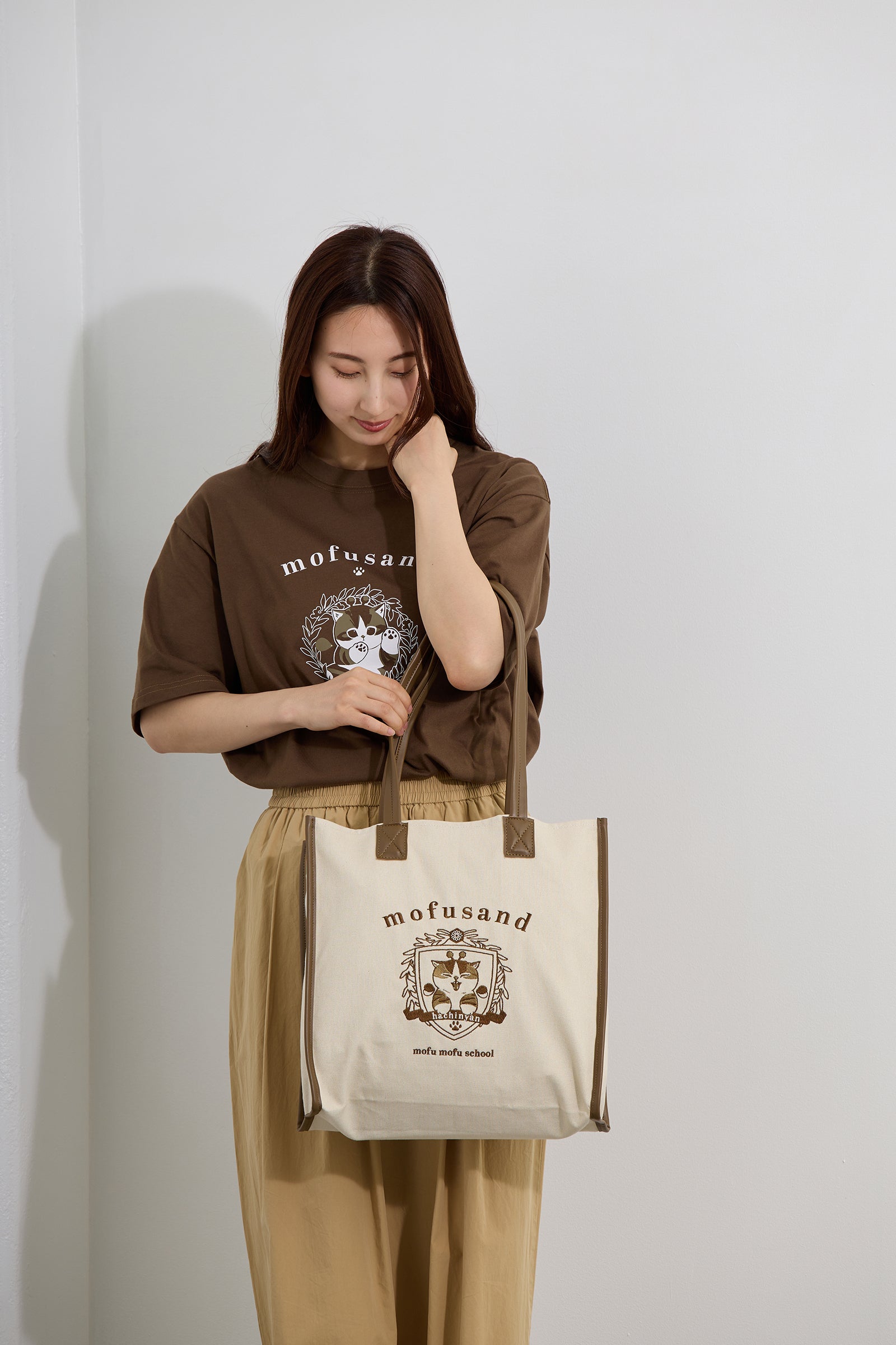【2BUY10%OFF対象商品】mofusand Tシャツ カレッジ風はちにゃん オリーブ