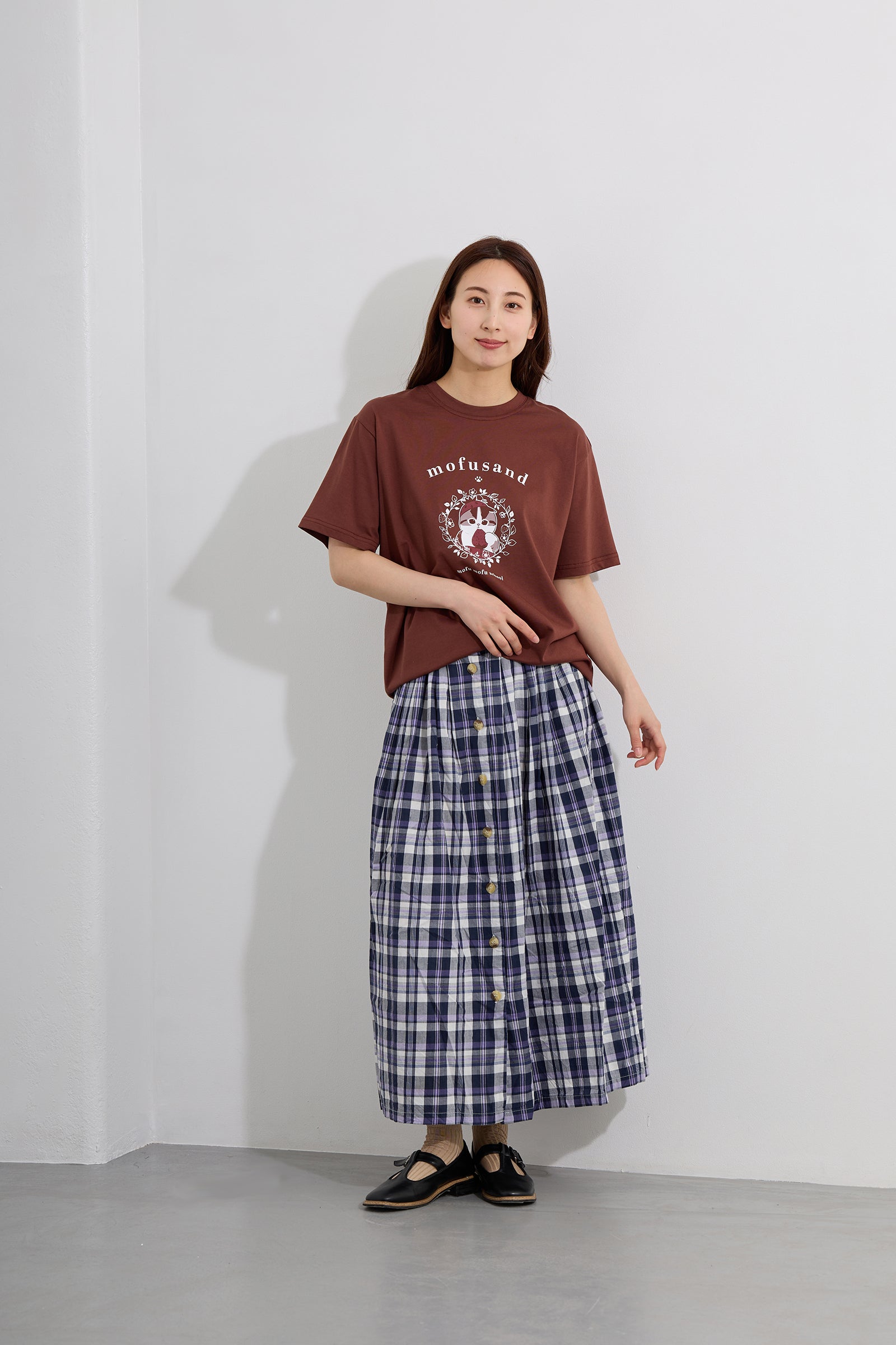 【2BUY10%OFF対象商品】mofusand Tシャツ カレッジ風いちごにゃん バーガンディー