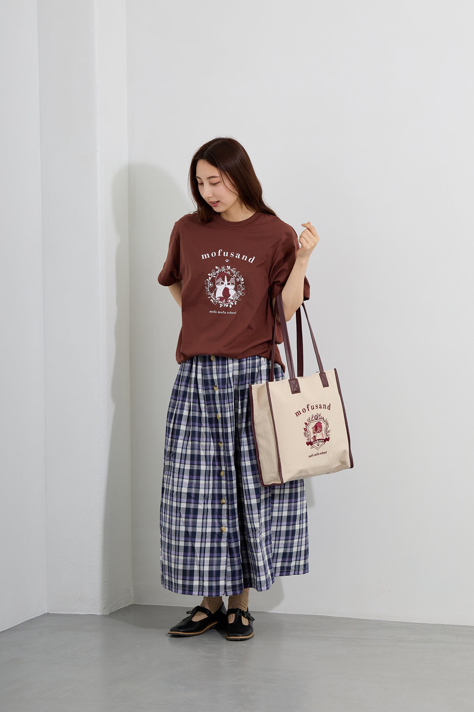 【2BUY10%OFF対象商品】mofusand Tシャツ カレッジ風いちごにゃん バーガンディー