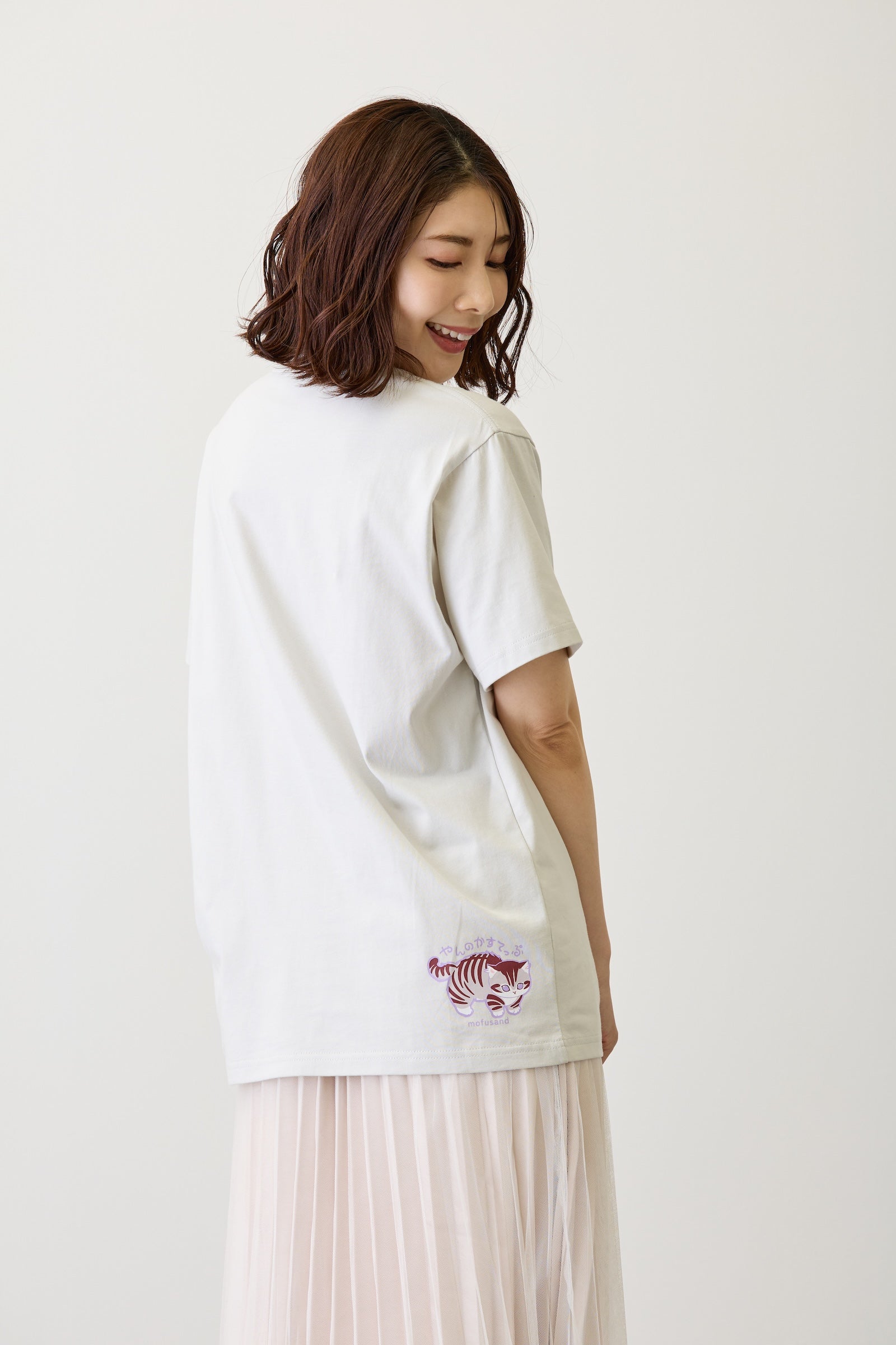 【2BUY10%OFF対象商品】mofusand Tシャツ なにもわるくにゃい 花瓶だいすきにゃん グレー