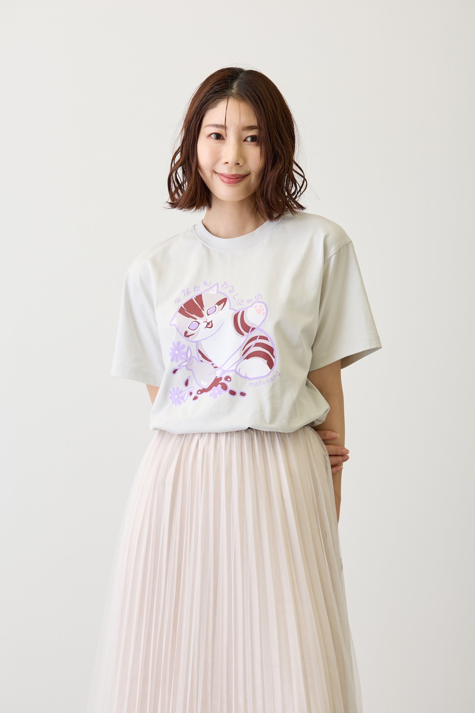 【2BUY10%OFF対象商品】mofusand Tシャツ なにもわるくにゃい 花瓶だいすきにゃん グレー