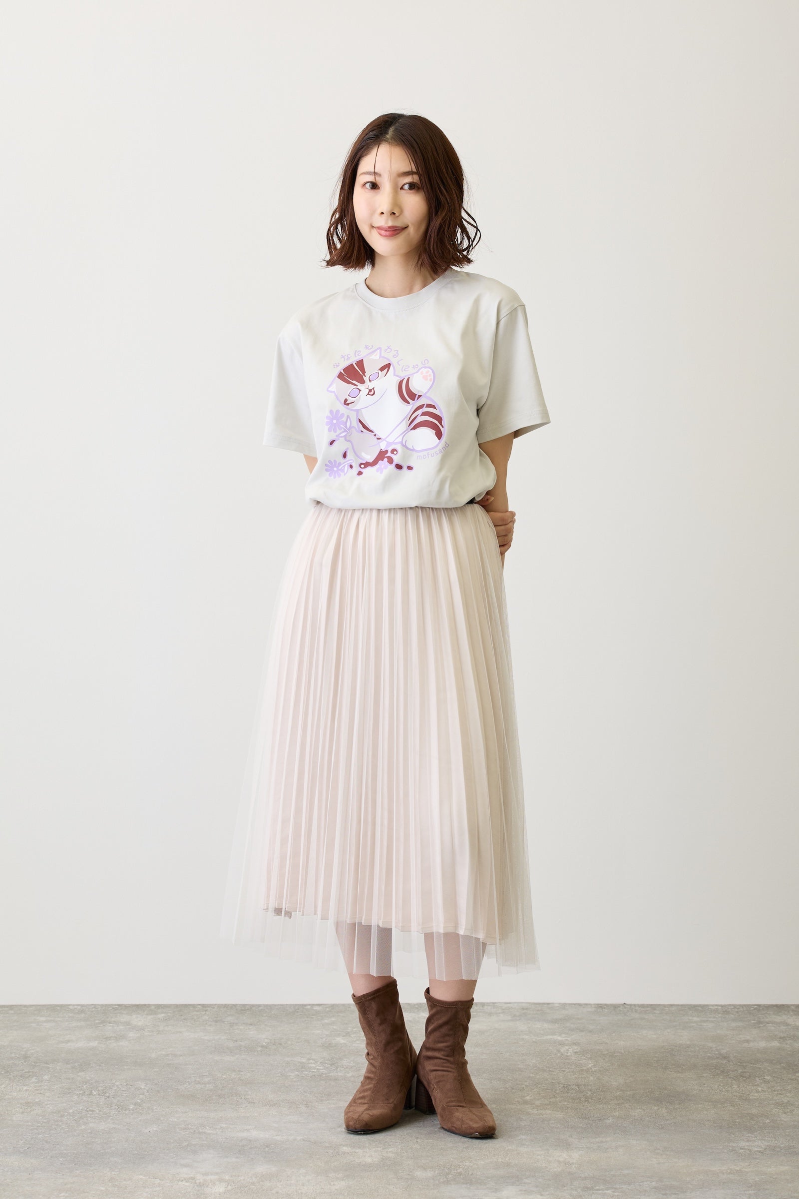 【2BUY10%OFF対象商品】mofusand Tシャツ なにもわるくにゃい 花瓶だいすきにゃん グレー