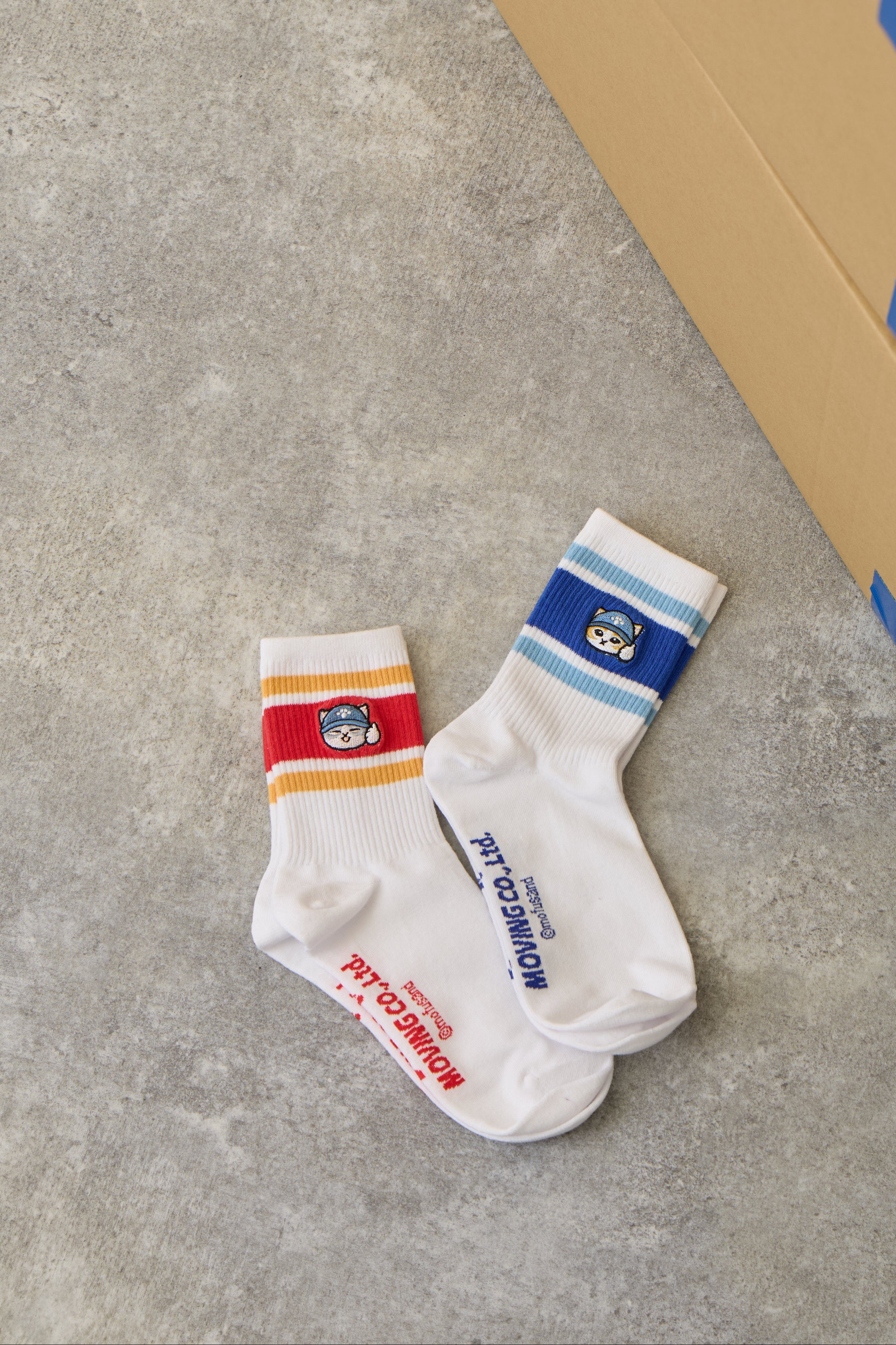 【2BUY10%OFF対象商品】mofusand クルーソックス ニャント!引越センター グッドワークにゃ レッド 22-24cm