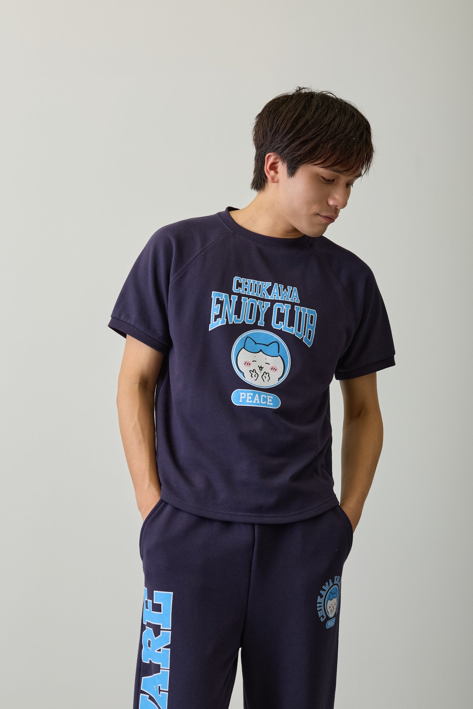 【2BUY10%OFF対象商品】ちいかわ Tシャツ ピース ハチワレ ネイビー