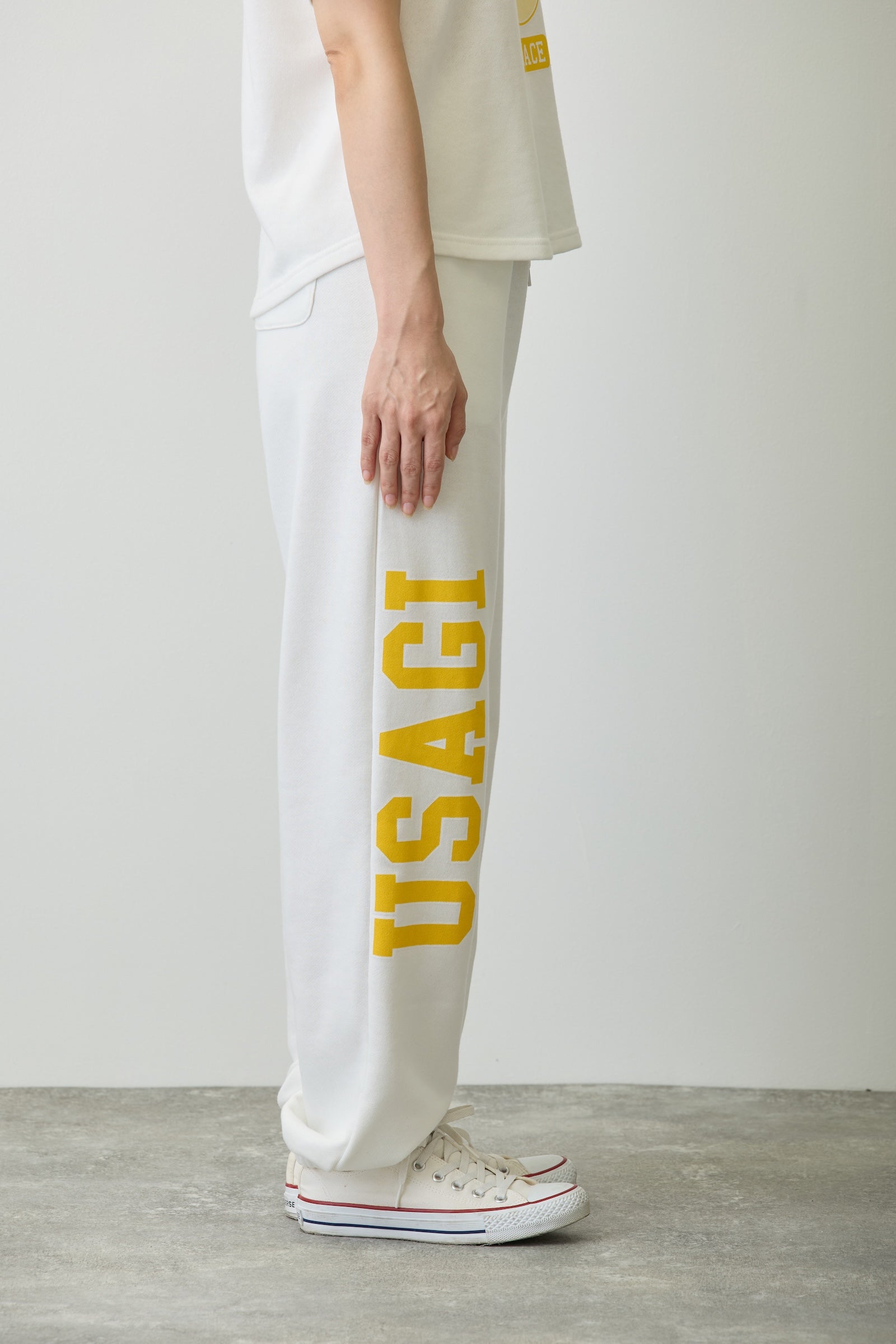 【2BUY10%OFF対象商品】ちいかわ スウェットパンツ ピース うさぎ ホワイト