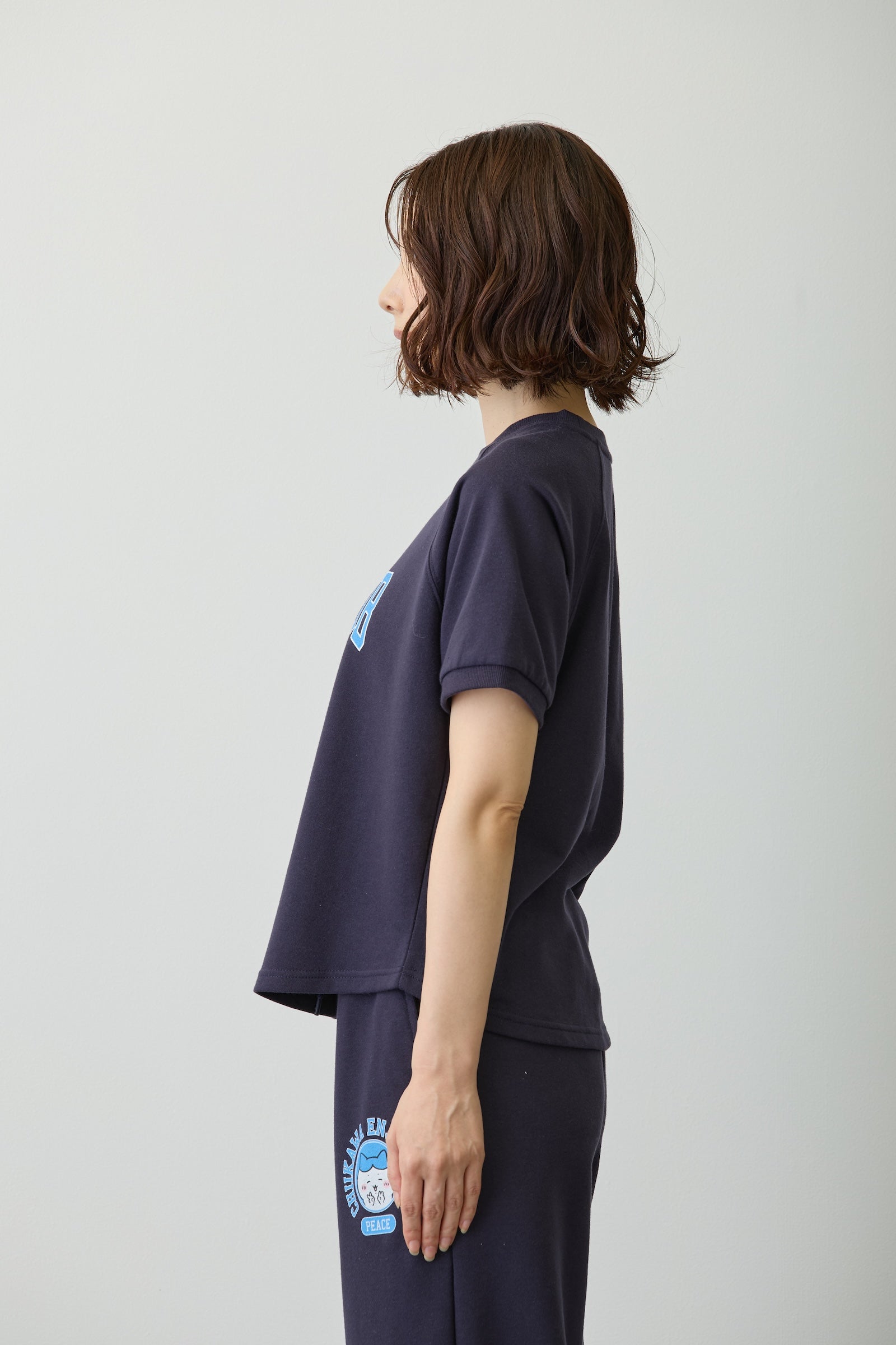 【2BUY10%OFF対象商品】ちいかわ Tシャツ ピース ハチワレ ネイビー