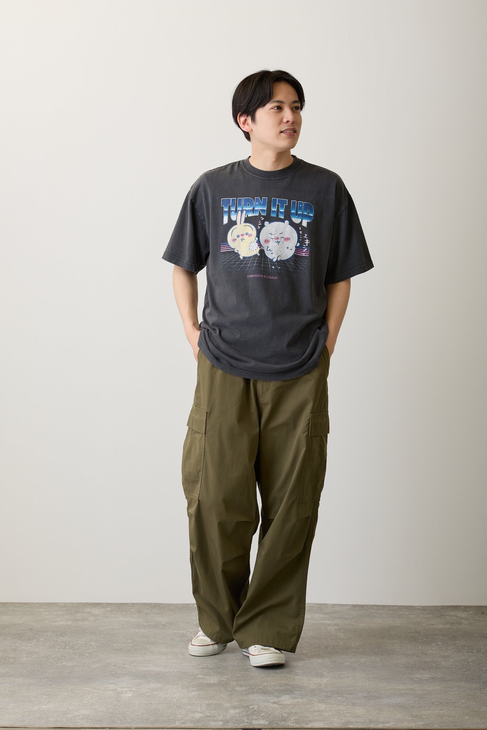 【7月中旬以降お届け】ちいかわ Tシャツ TURN IT UP スミ