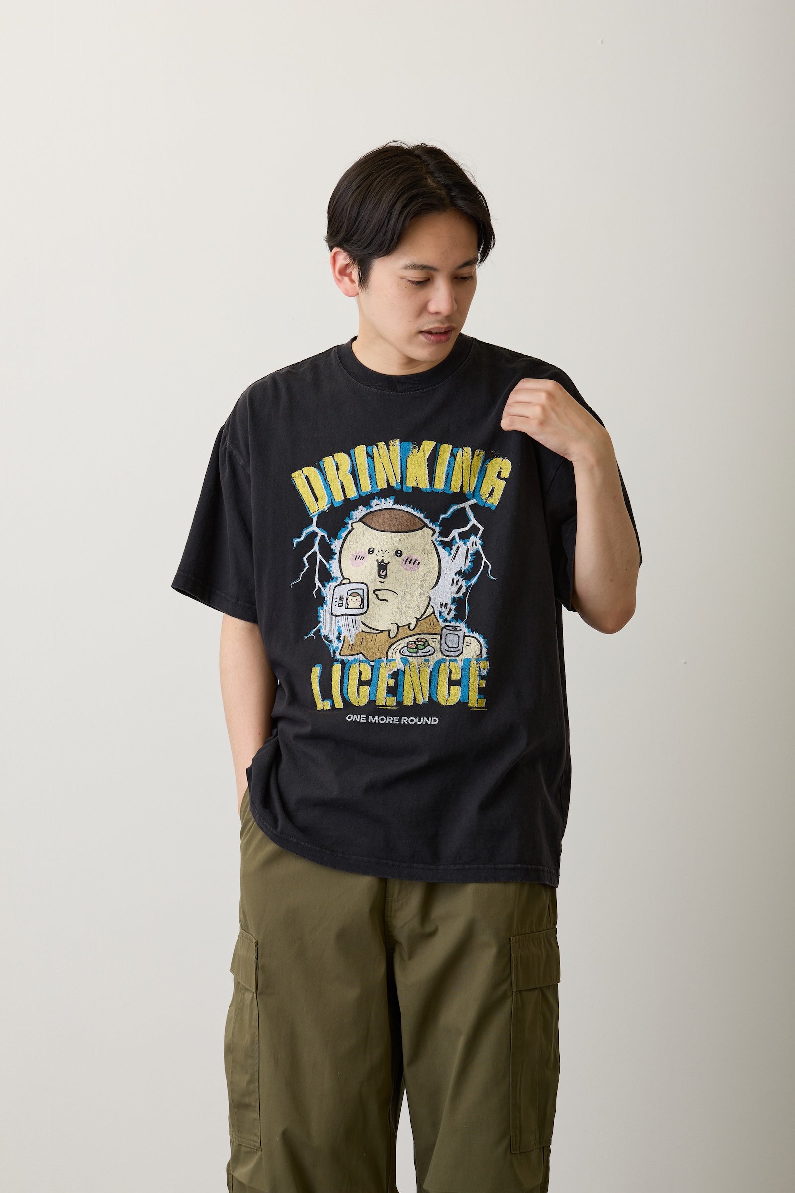 【7月中旬以降お届け】ちいかわ Tシャツ DRINKING LICENCE ブラック