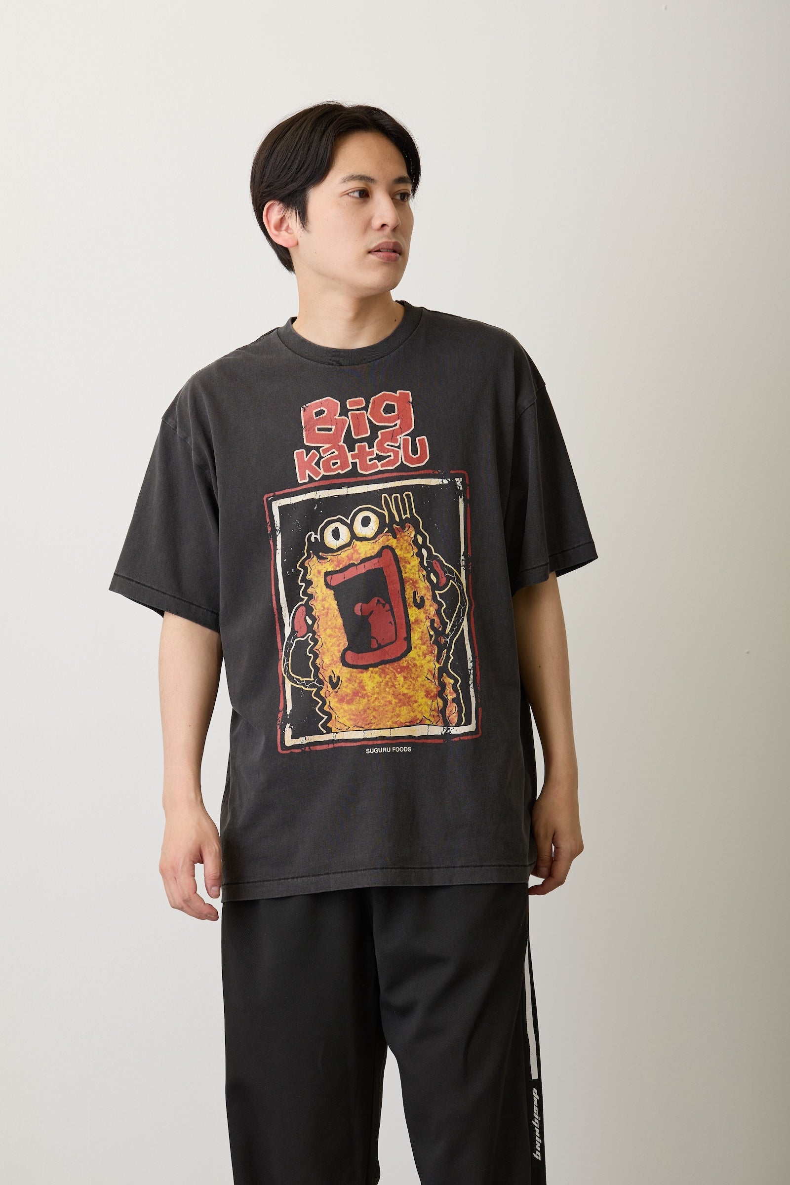 【7月中旬以降お届け】ビッグカツ Tシャツ 駄菓子ロック ブラック
