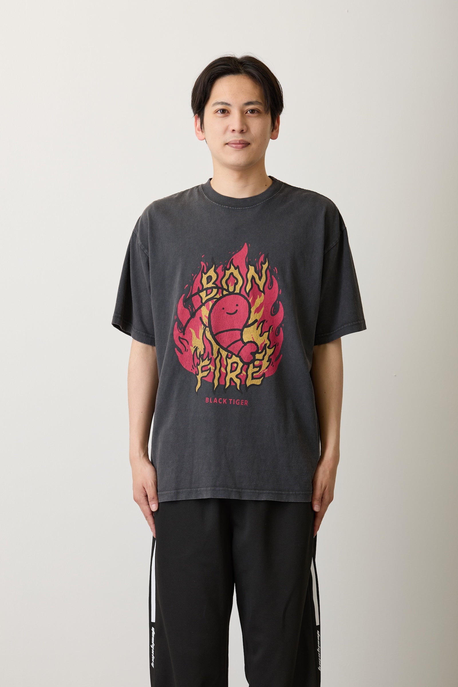 【7月中旬以降お届け】ホワイトタイガーとブラックタイガー Tシャツ ブラックタイガー BONFIRE スミ