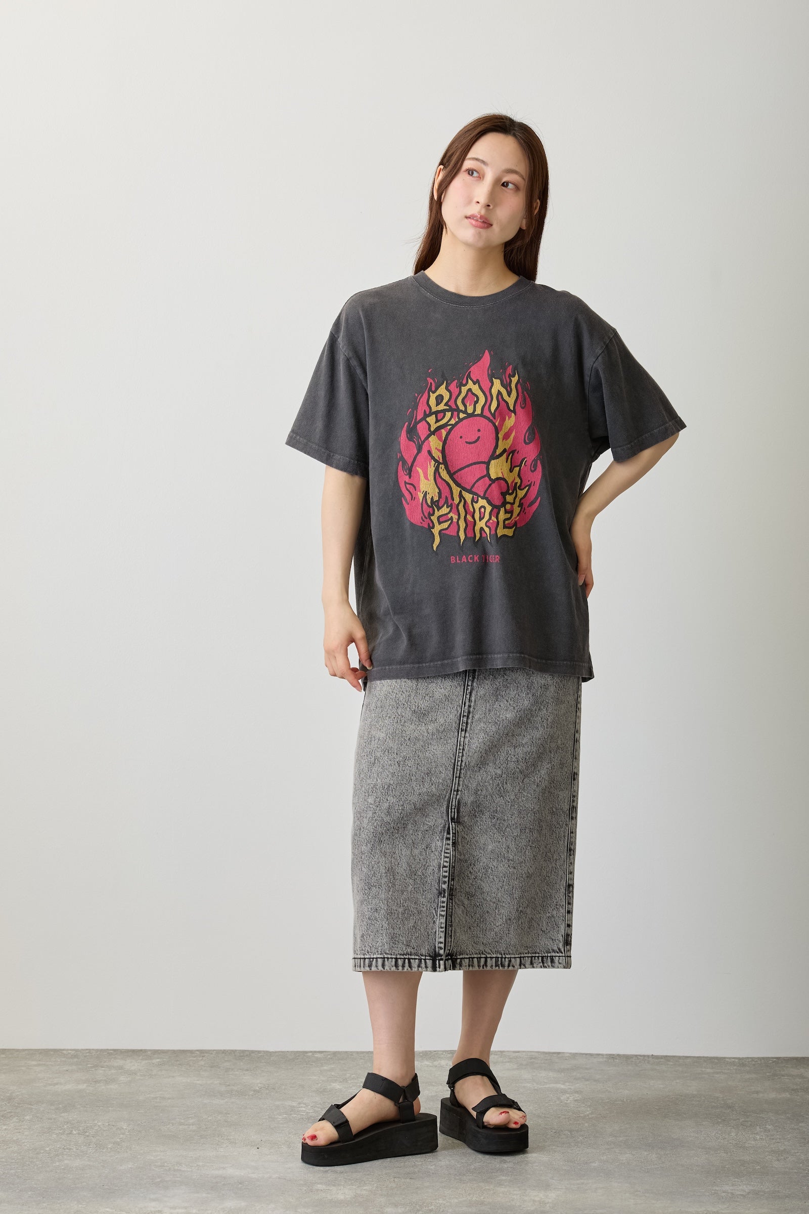 【7月中旬以降お届け】ホワイトタイガーとブラックタイガー Tシャツ ブラックタイガー BONFIRE スミ