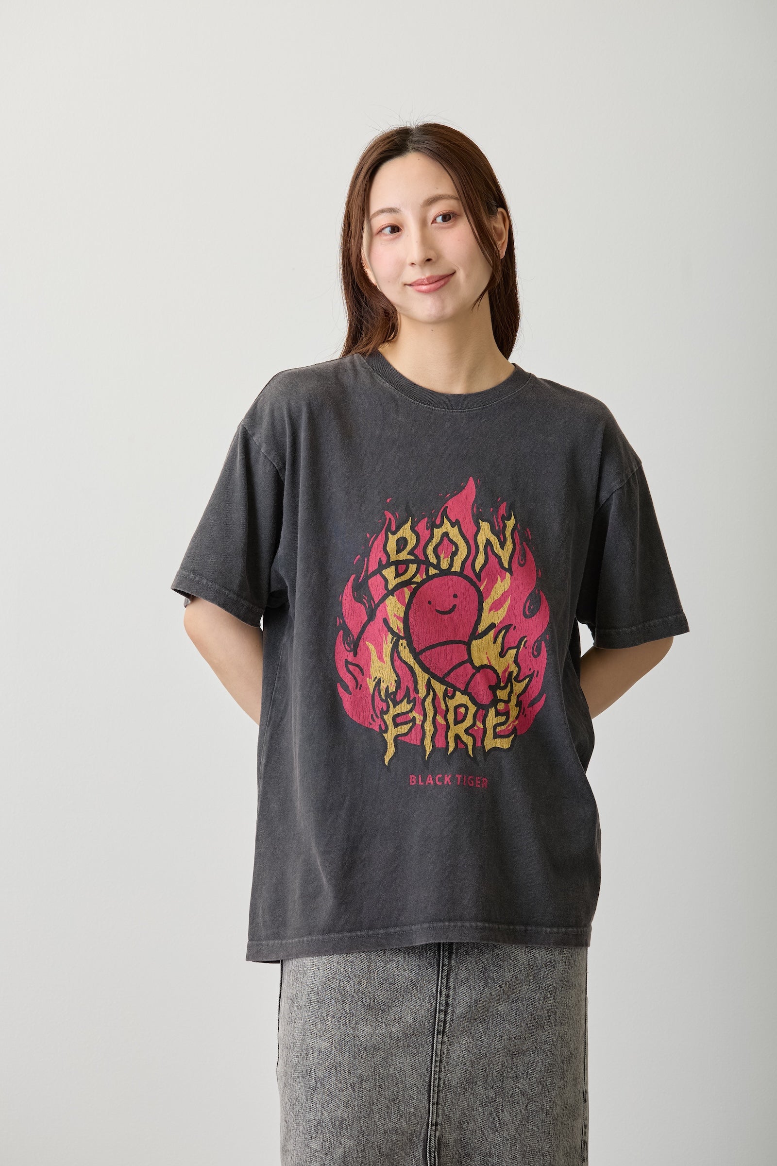 【7月中旬以降お届け】ホワイトタイガーとブラックタイガー Tシャツ ブラックタイガー BONFIRE スミ