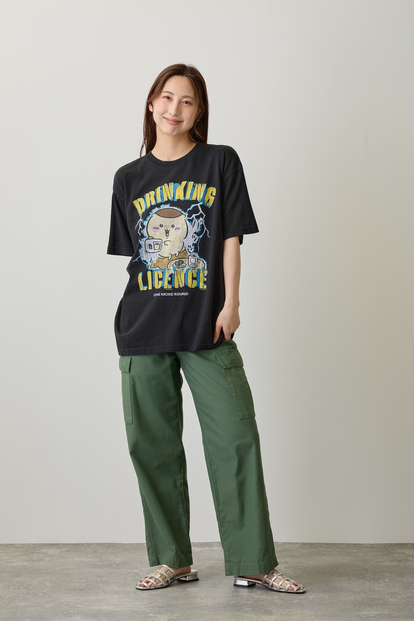 【7月中旬以降お届け】ちいかわ Tシャツ DRINKING LICENCE ブラック
