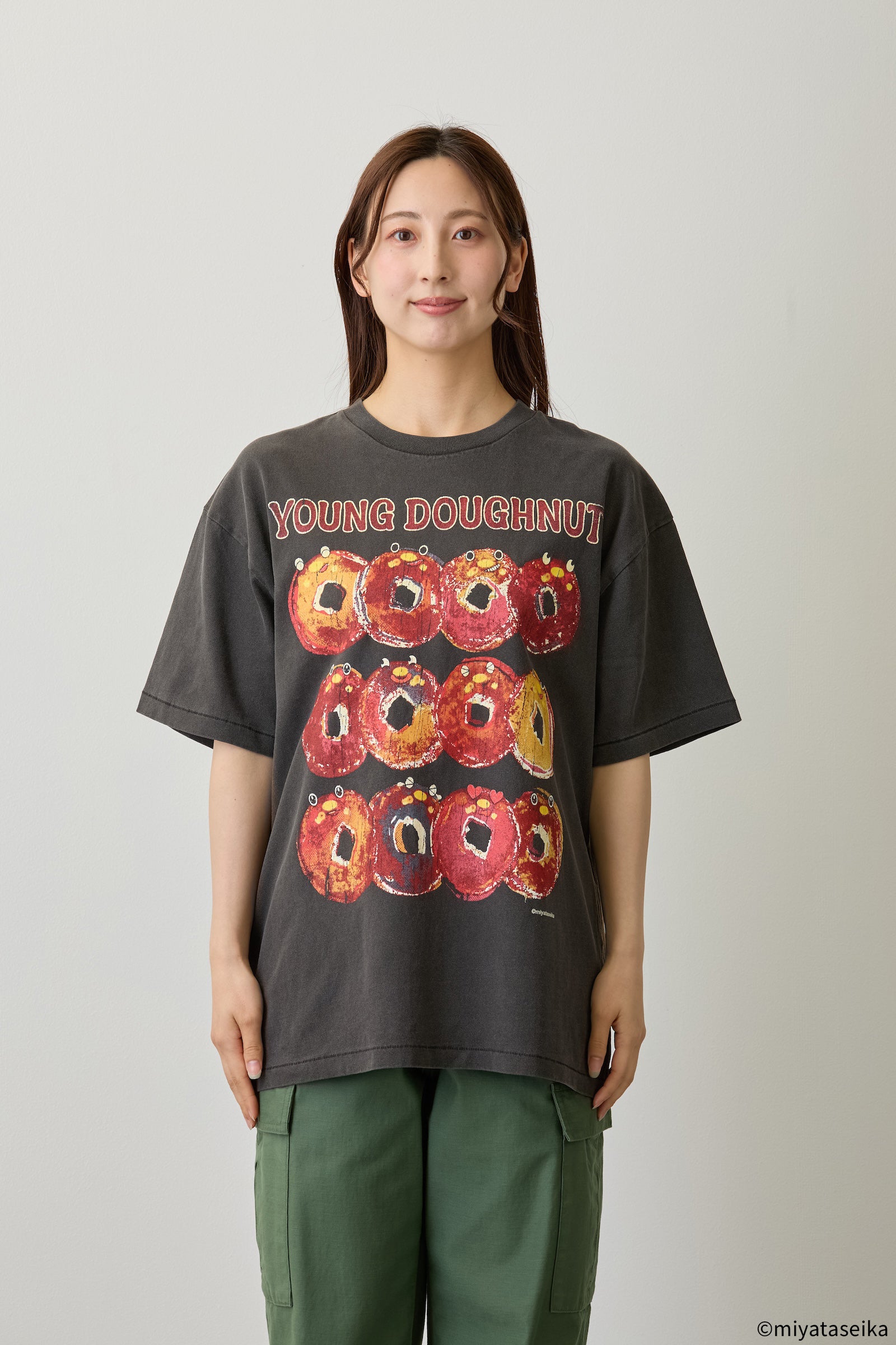 【7月中旬以降お届け】ヤングドーナツ Tシャツ 駄菓子ロック ブラック