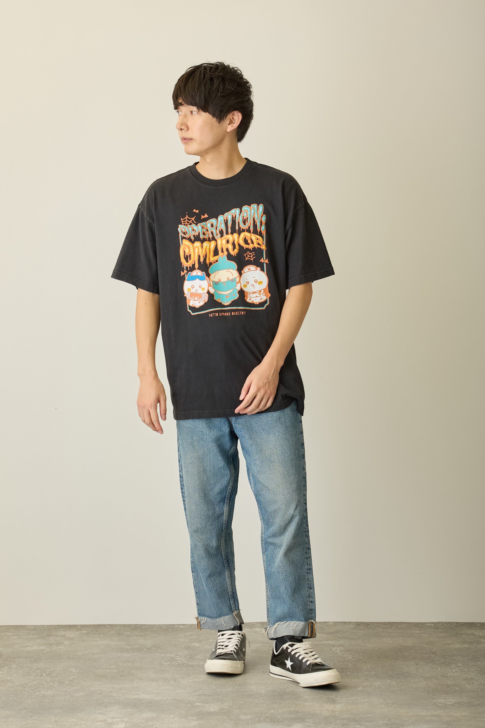 【先行販売】ちいかわ 発泡プリントTシャツ OPERATION:OMURICE ブラック