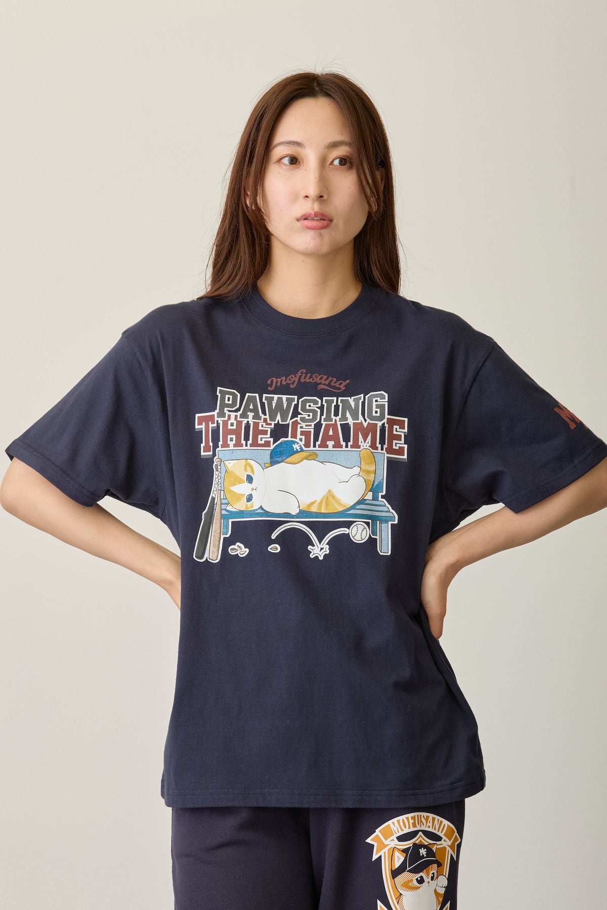 mofusand Tシャツ PAWSING THE GAME ネイビー