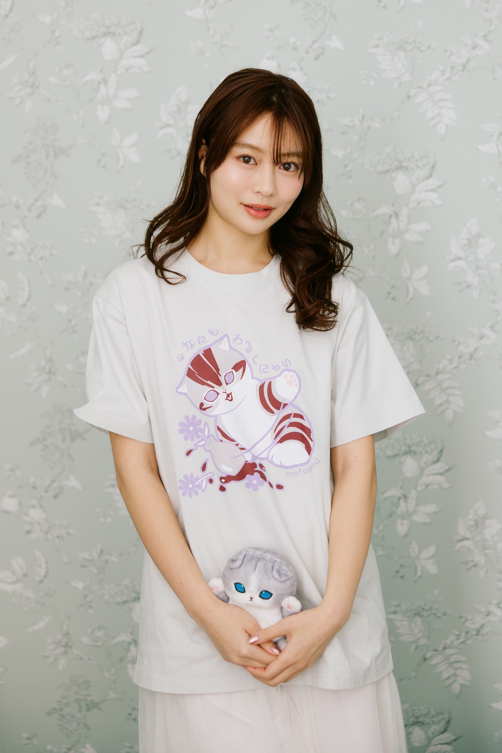 【2BUY10%OFF対象商品】mofusand Tシャツ なにもわるくにゃい 花瓶だいすきにゃん グレー