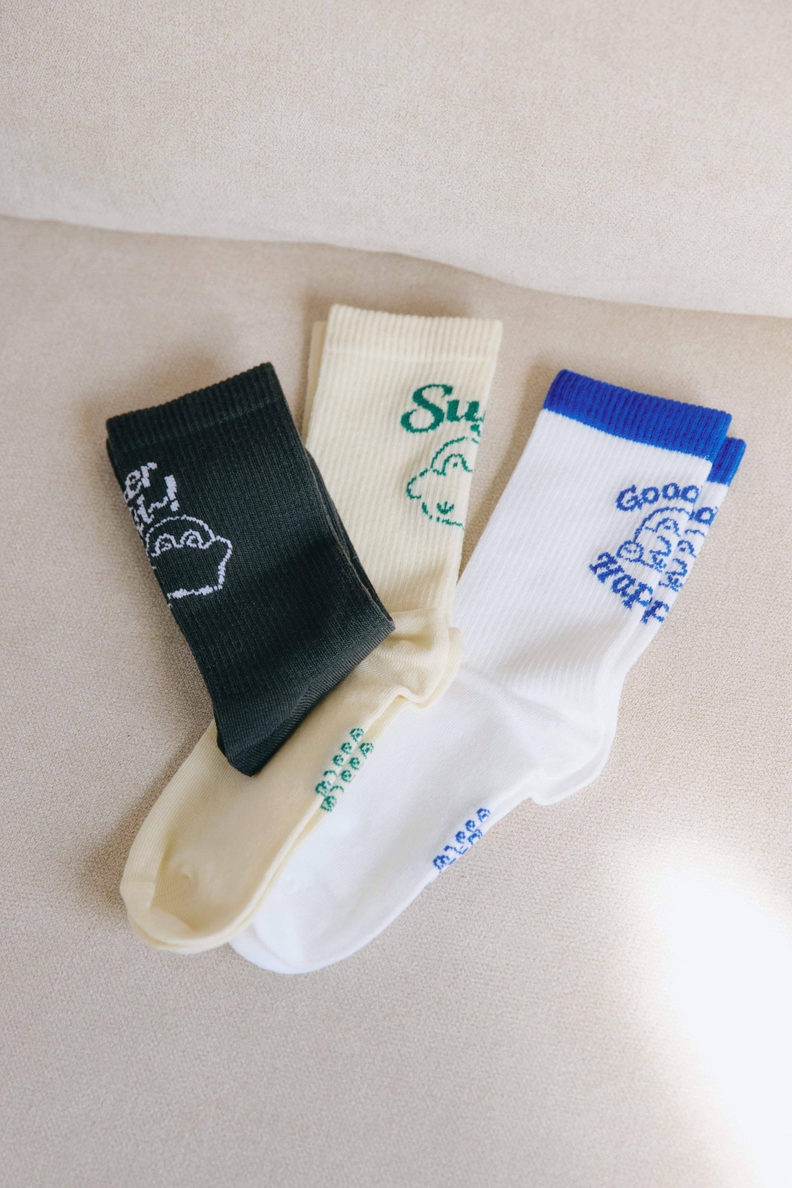 【2BUY10%OFF対象商品】コウペンちゃん ソックス Good Will Happen ホワイト 22-24cm