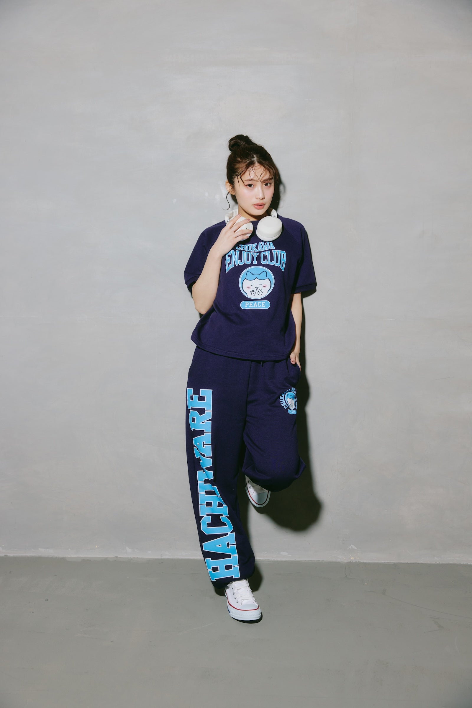 【2BUY10%OFF対象商品】ちいかわ Tシャツ ピース ハチワレ ネイビー