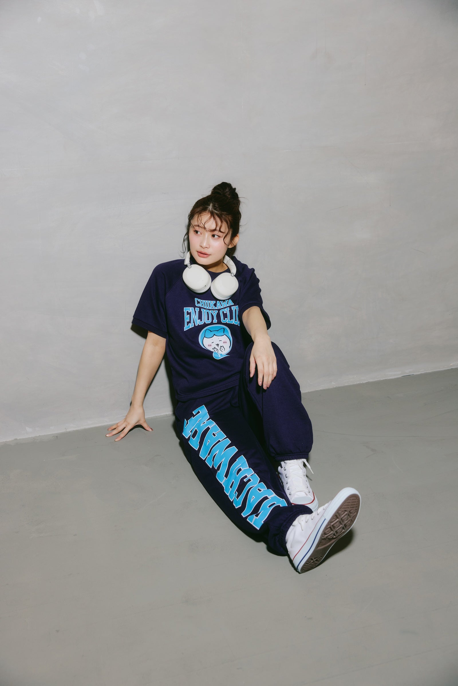 【2BUY10%OFF対象商品】ちいかわ Tシャツ ピース ハチワレ ネイビー