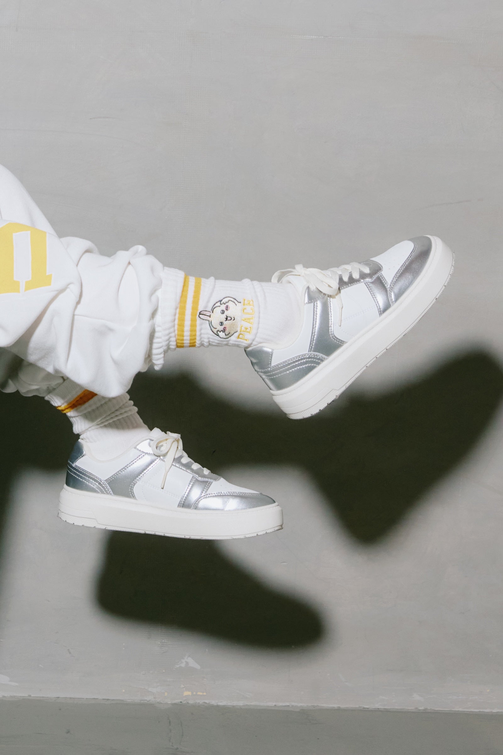 【2BUY10%OFF対象商品】ちいかわ ソックス ピース うさぎ ホワイト 23-25cm