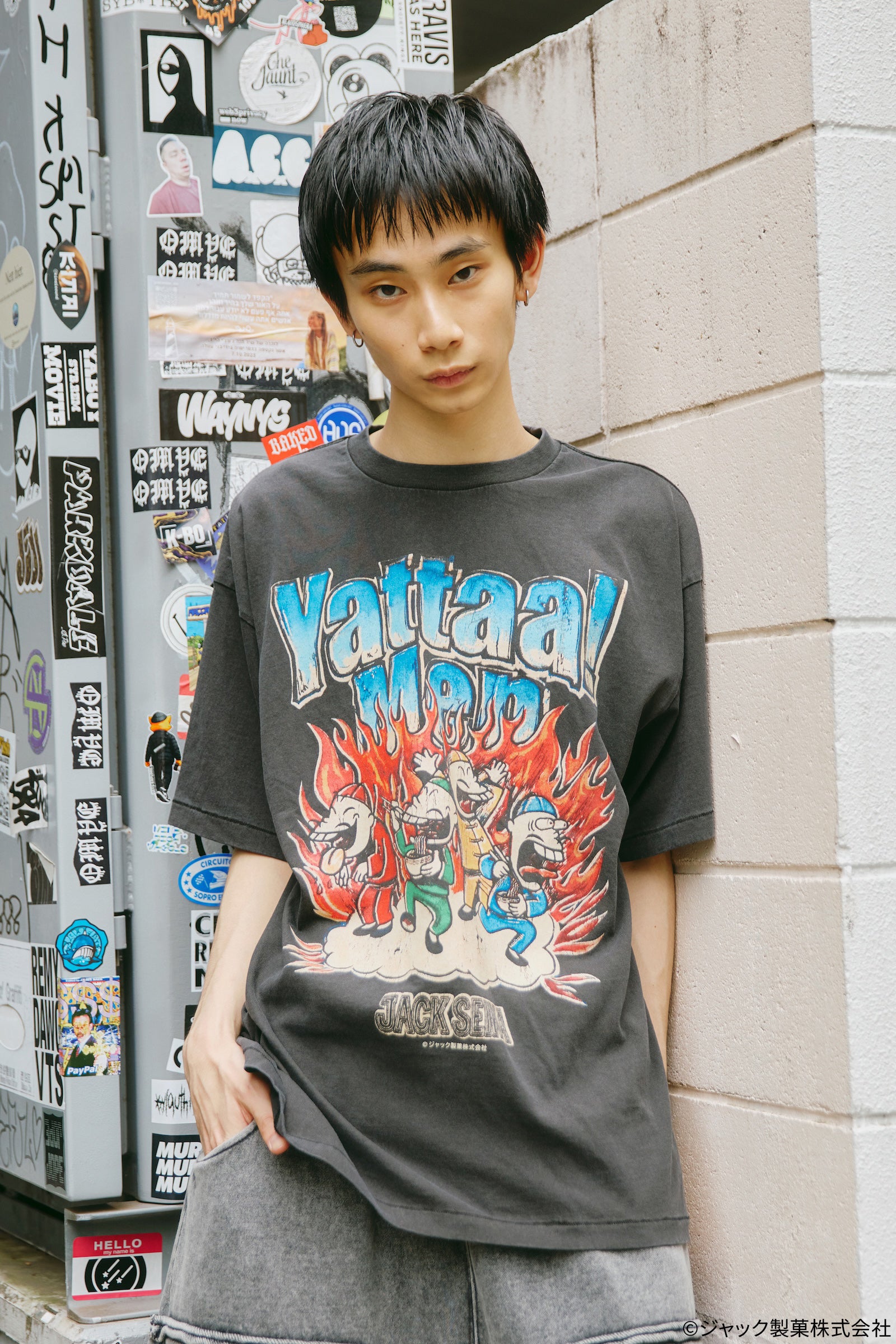 【7月中旬以降お届け】ヤッター!めん Tシャツ 駄菓子ロック ブラック