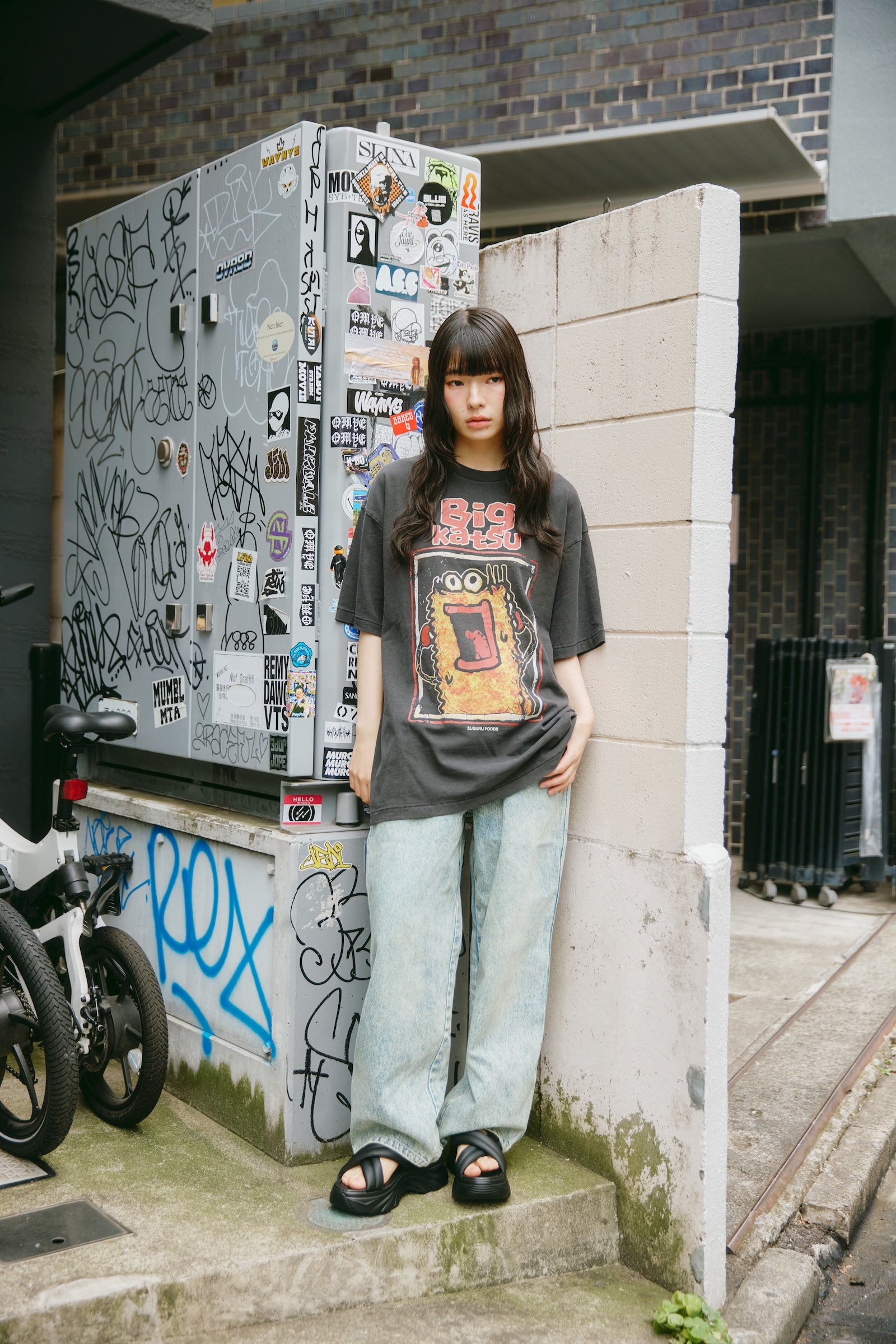 【7月中旬以降お届け】ビッグカツ Tシャツ 駄菓子ロック ブラック