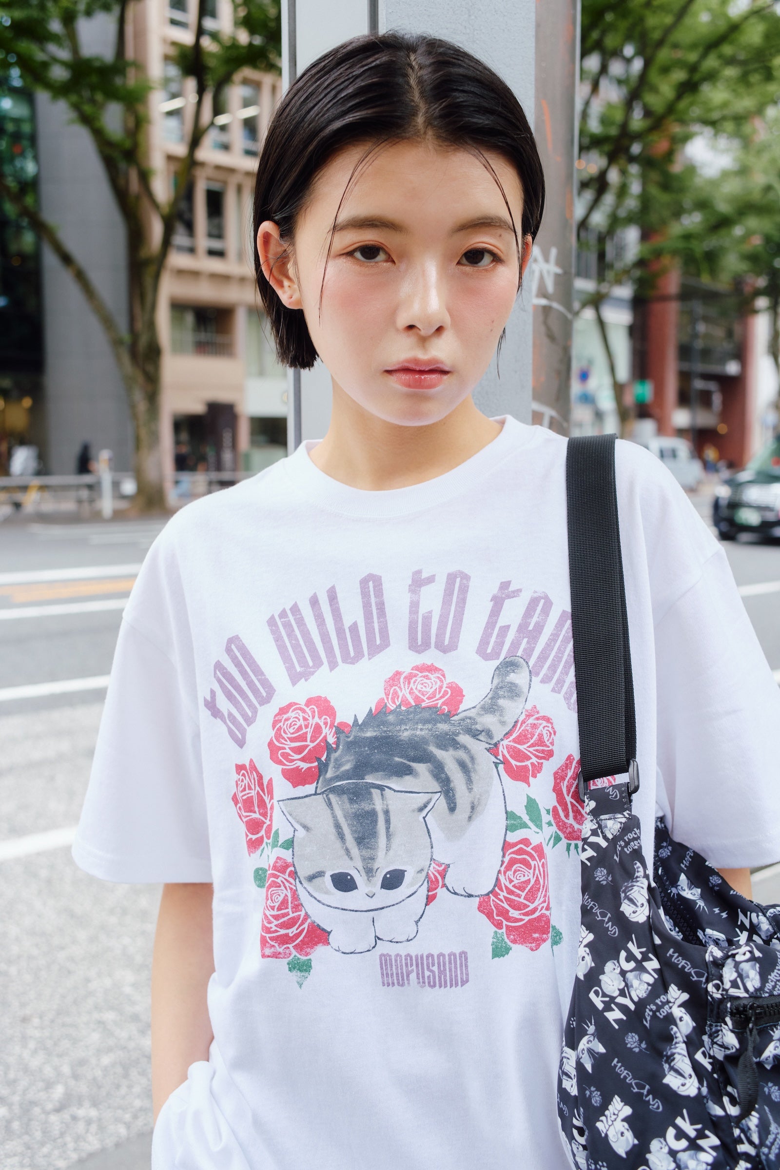 【7月中旬以降お届け】mofusand Tシャツ TOO WILD TO TAME ホワイト