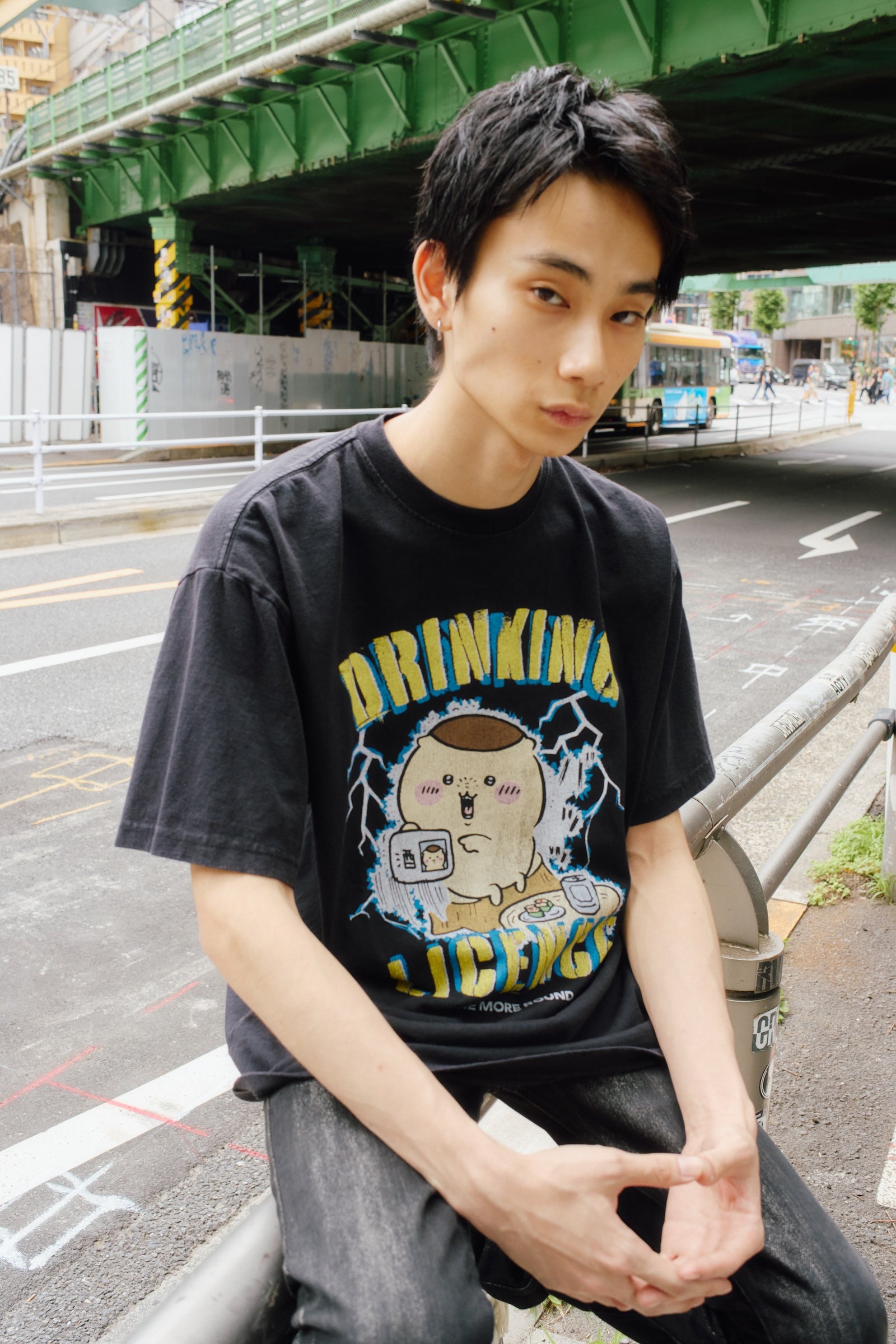【7月中旬以降お届け】ちいかわ Tシャツ DRINKING LICENCE ブラック