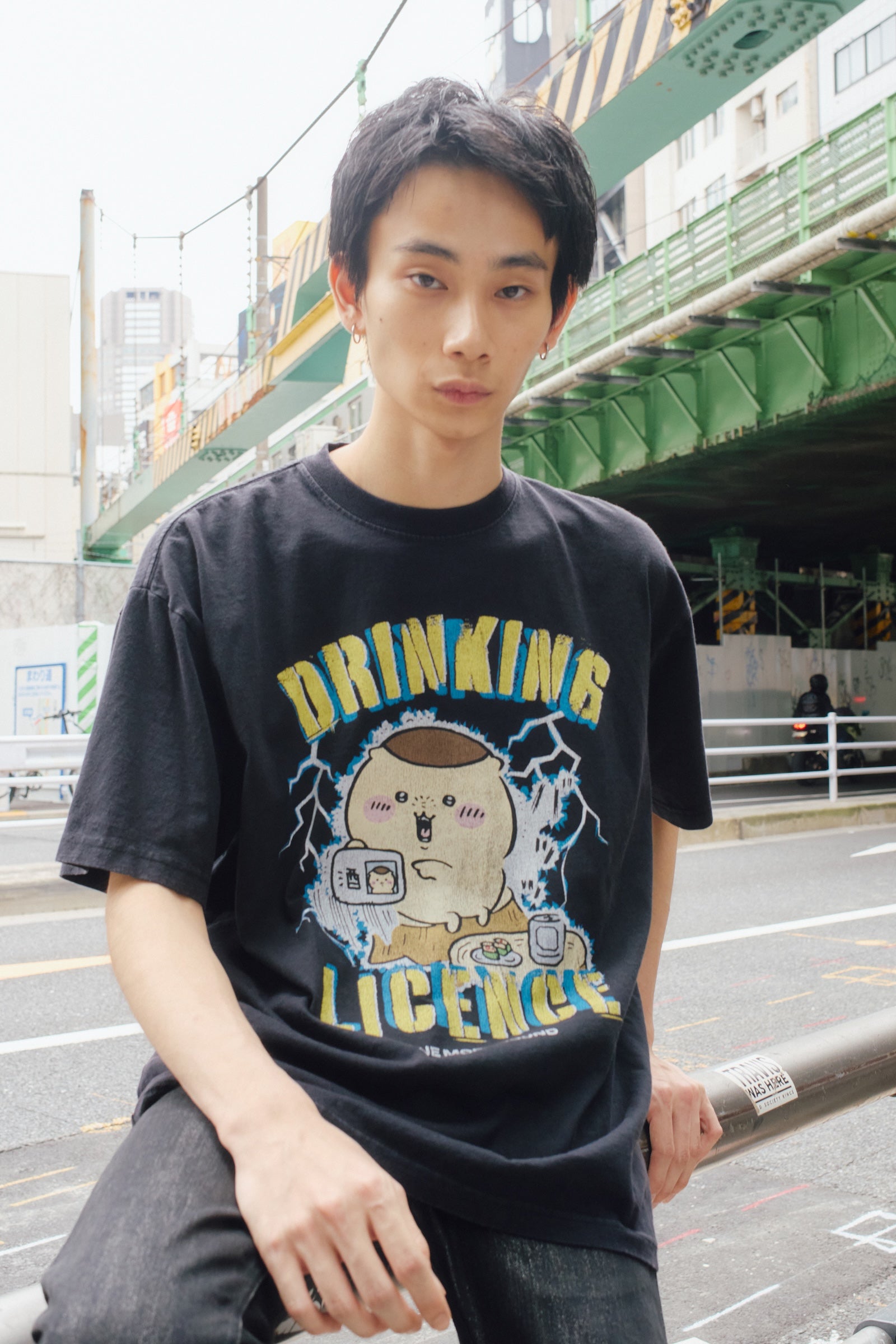 【7月中旬以降お届け】ちいかわ Tシャツ DRINKING LICENCE ブラック