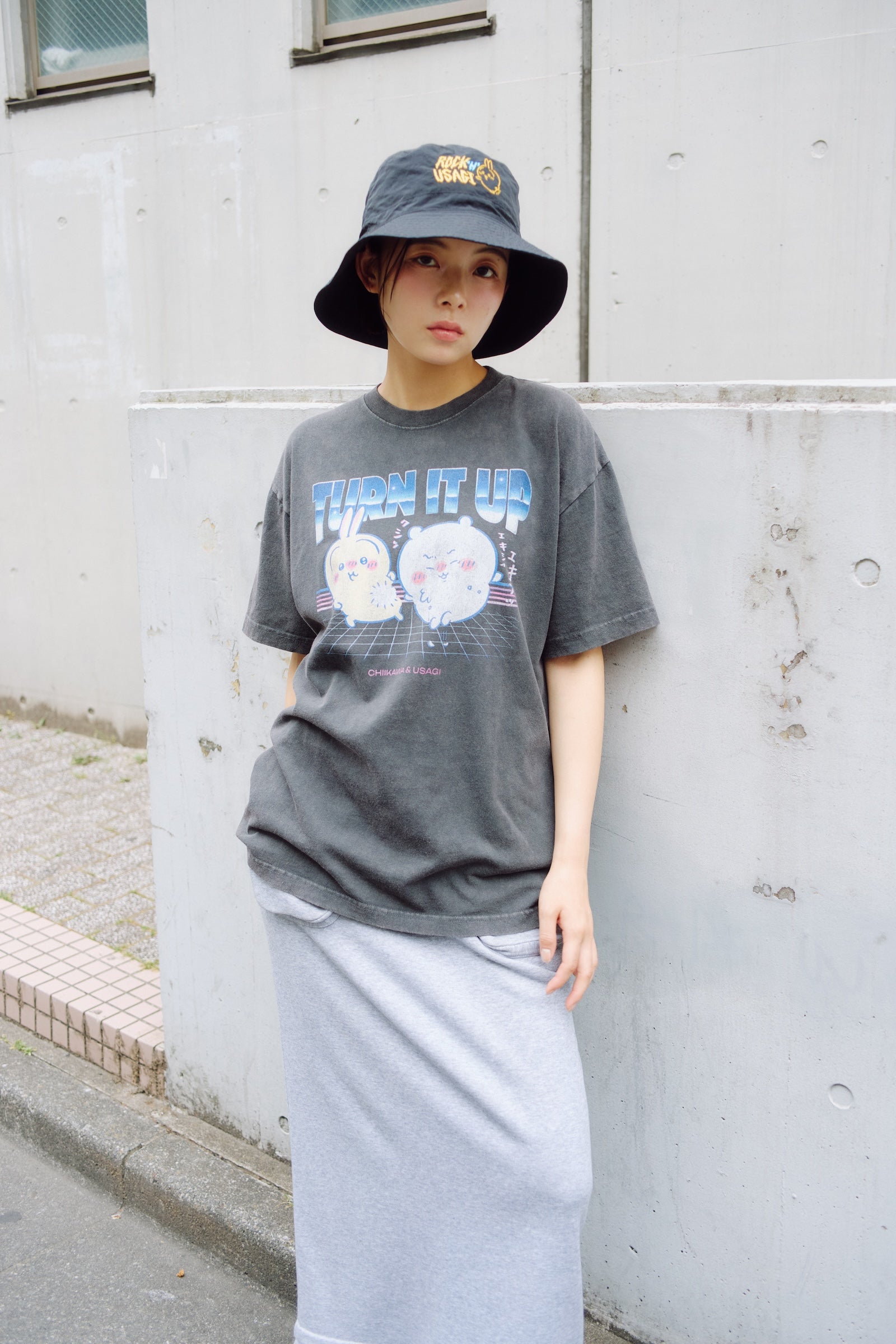 【7月中旬以降お届け】ちいかわ Tシャツ TURN IT UP スミ