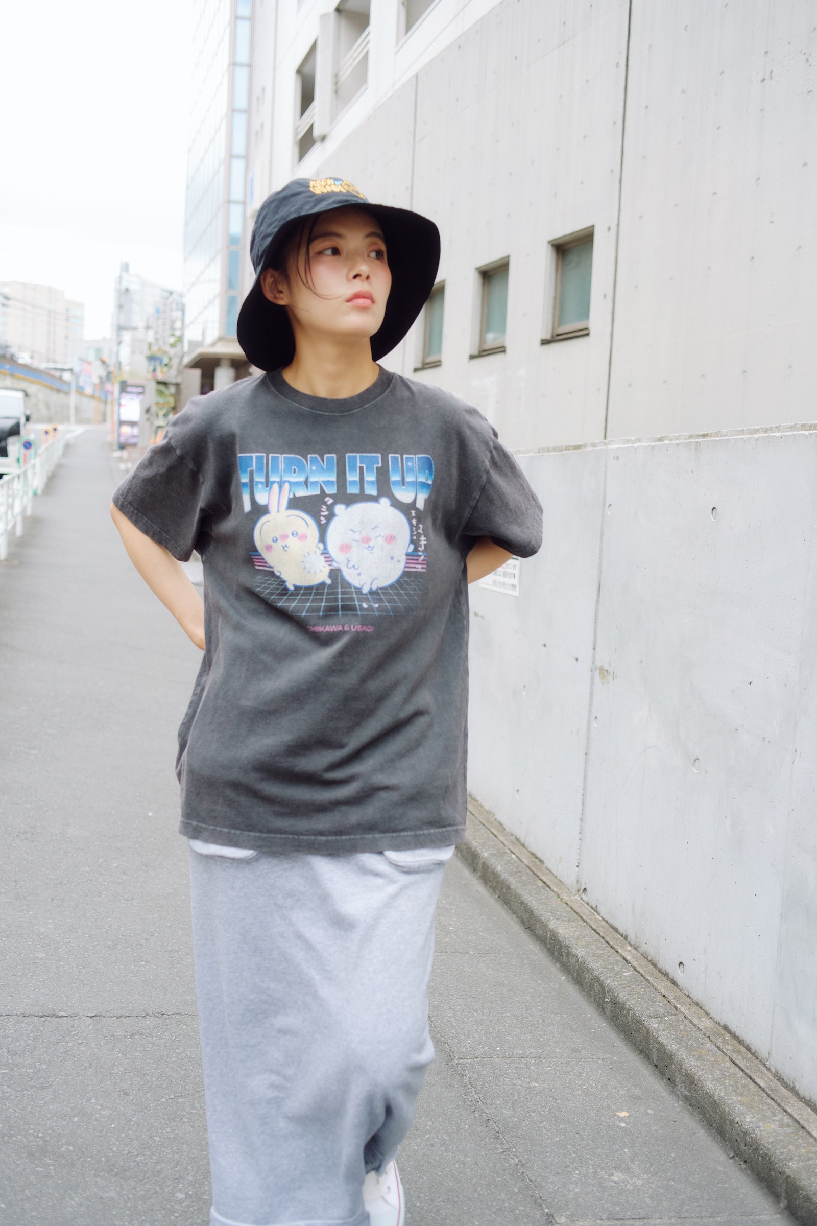 【7月中旬以降お届け】ちいかわ Tシャツ TURN IT UP スミ