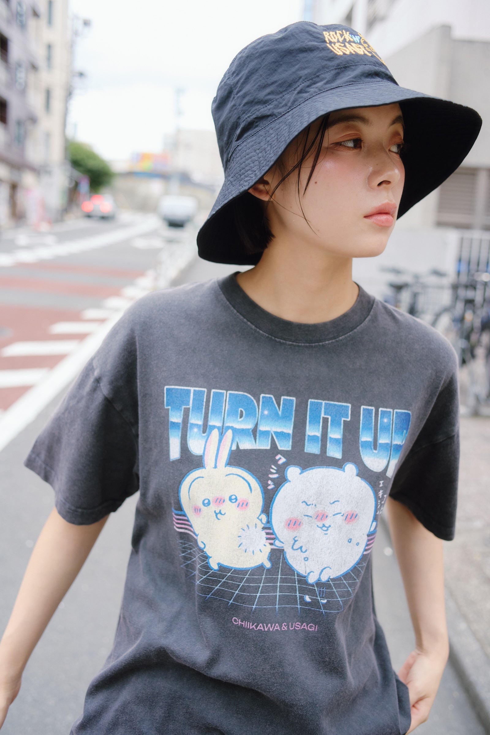 【7月中旬以降お届け】ちいかわ Tシャツ TURN IT UP スミ