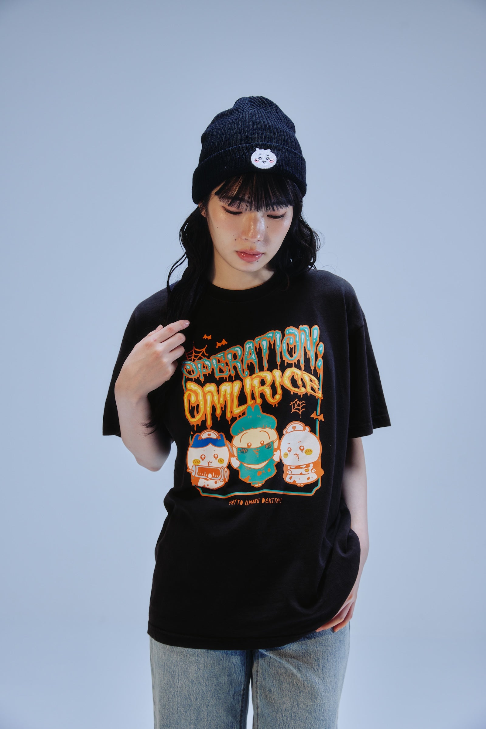 【先行販売】ちいかわ 発泡プリントTシャツ OPERATION:OMURICE ブラック