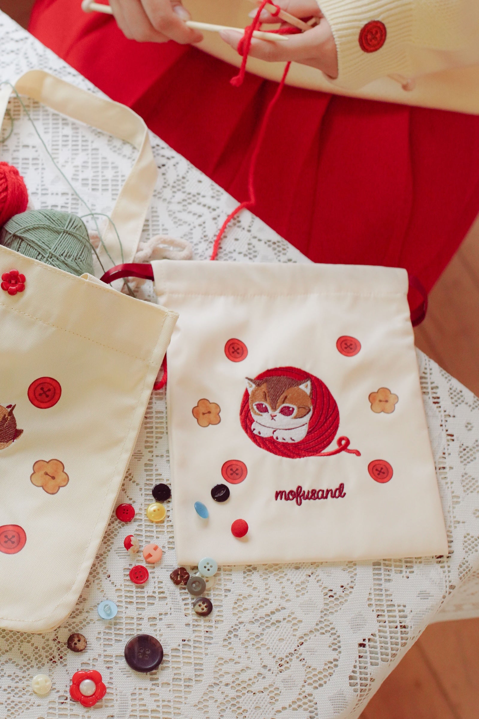 【2BUY10%OFF対象商品】mofusand 巾着 毛糸玉 すっぽりにゃん ナチュラル